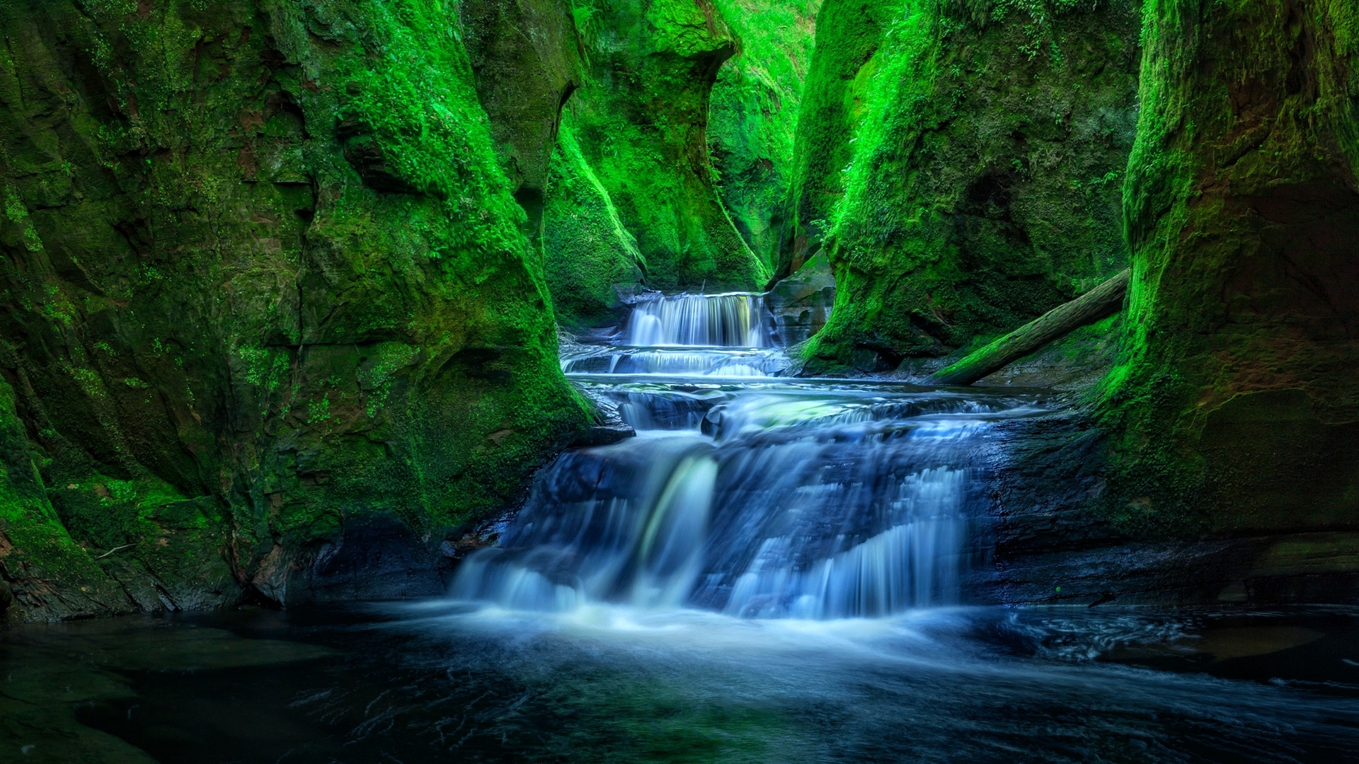 Waterfall in a moss-covered gorge in Scotland HD Wallpaper