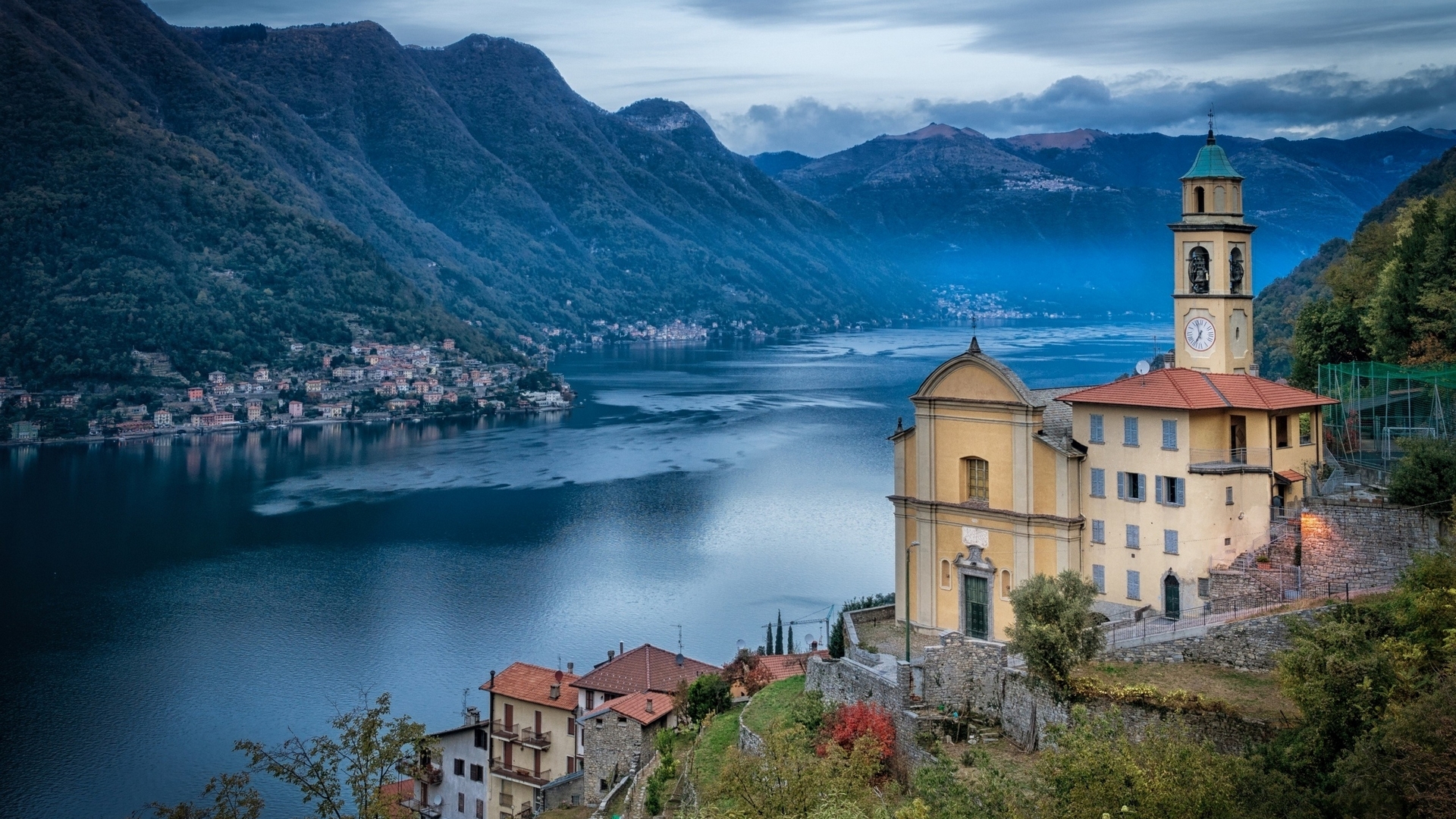 Church overlooking Lake Como with mountains in the background HD Wallpaper