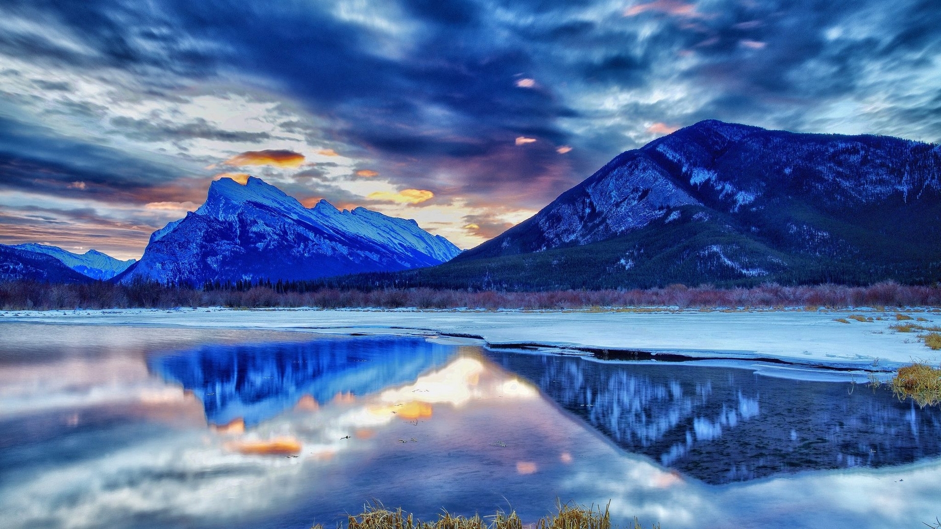 Mountain reflection at twilight HD Wallpaper