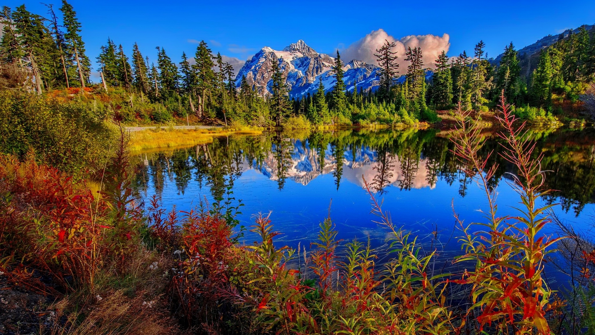 Tranquil Autumn Lake with Mountain Reflection HD Wallpaper