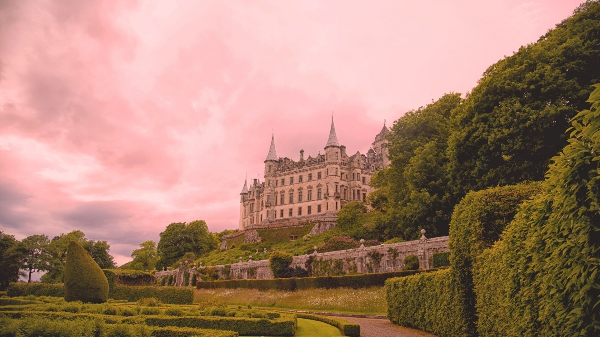 Dunrobin Castle with pink sky HD Wallpaper