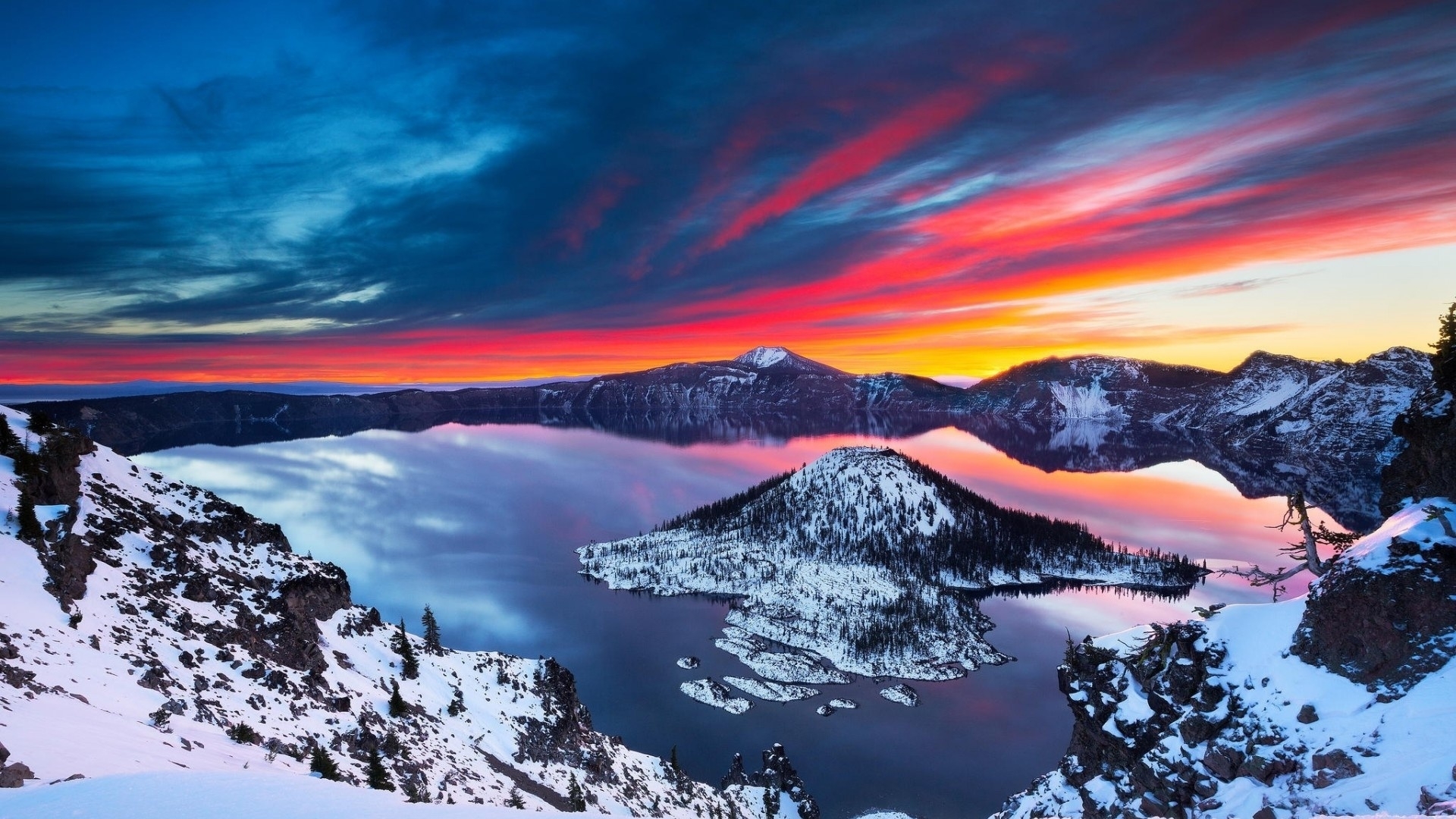 Crater Lake National Park at sunrise in winter HD Wallpaper