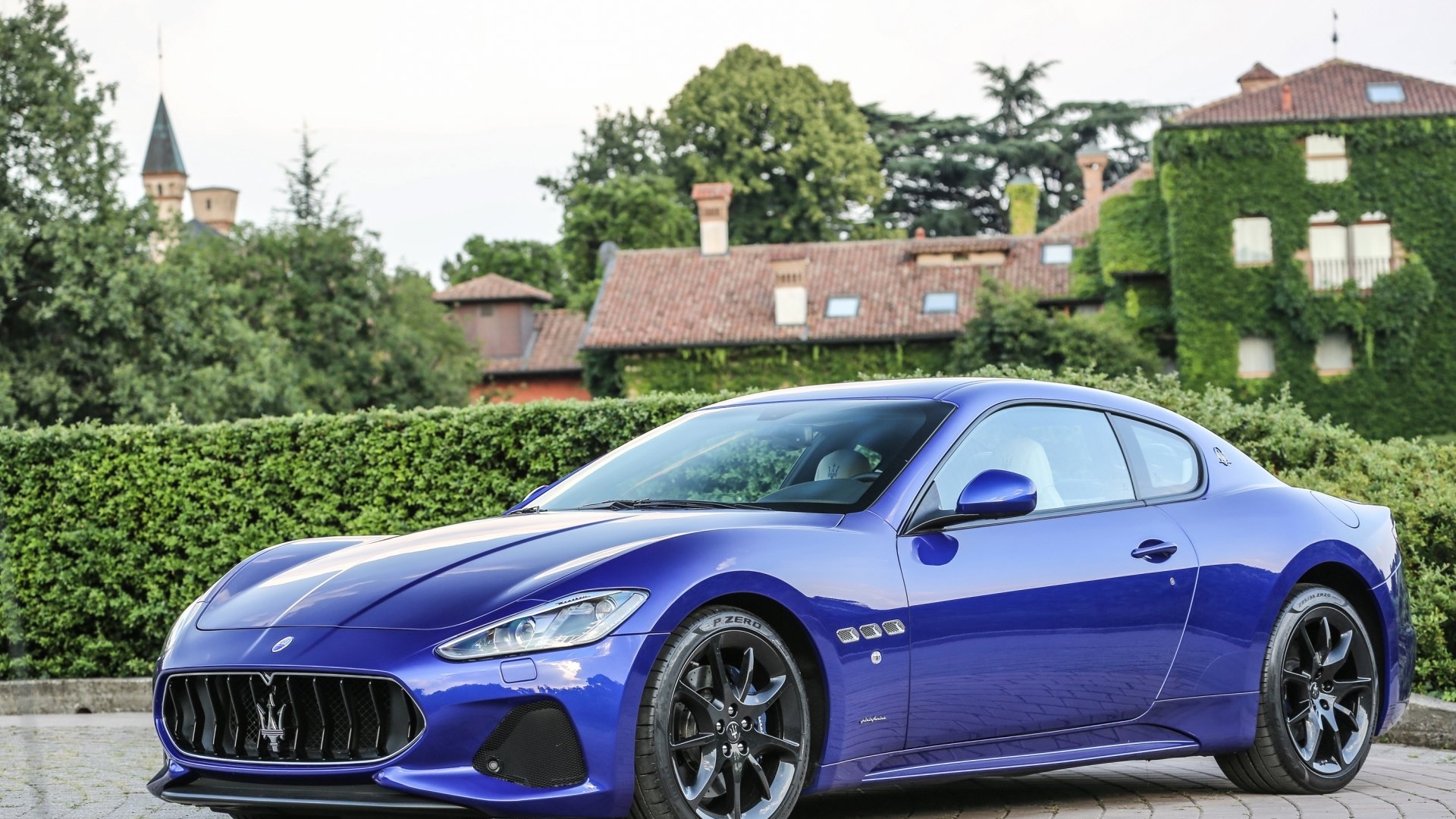 Blue Maserati Grancabrio parked in front of a villa HD Wallpaper