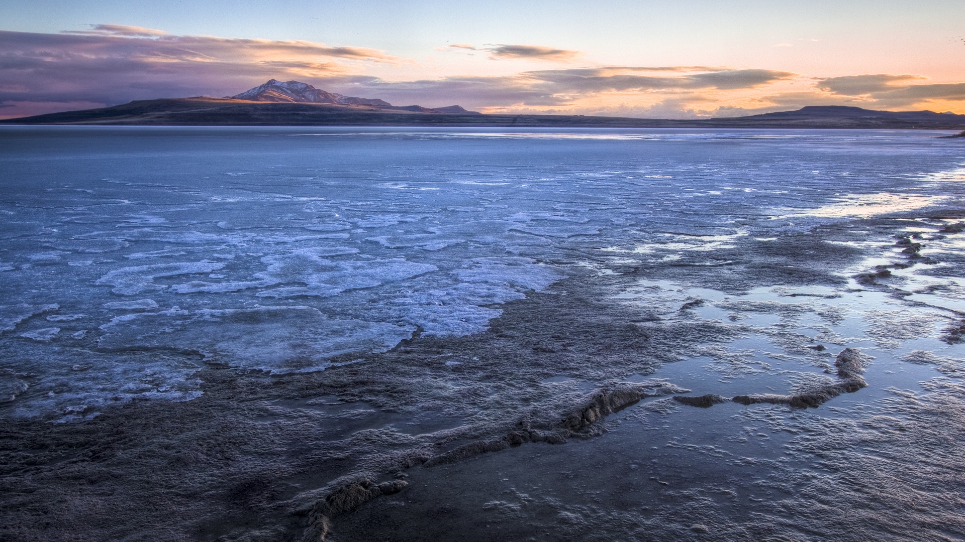 Frozen lake at dusk with mountains in the background HD Wallpaper