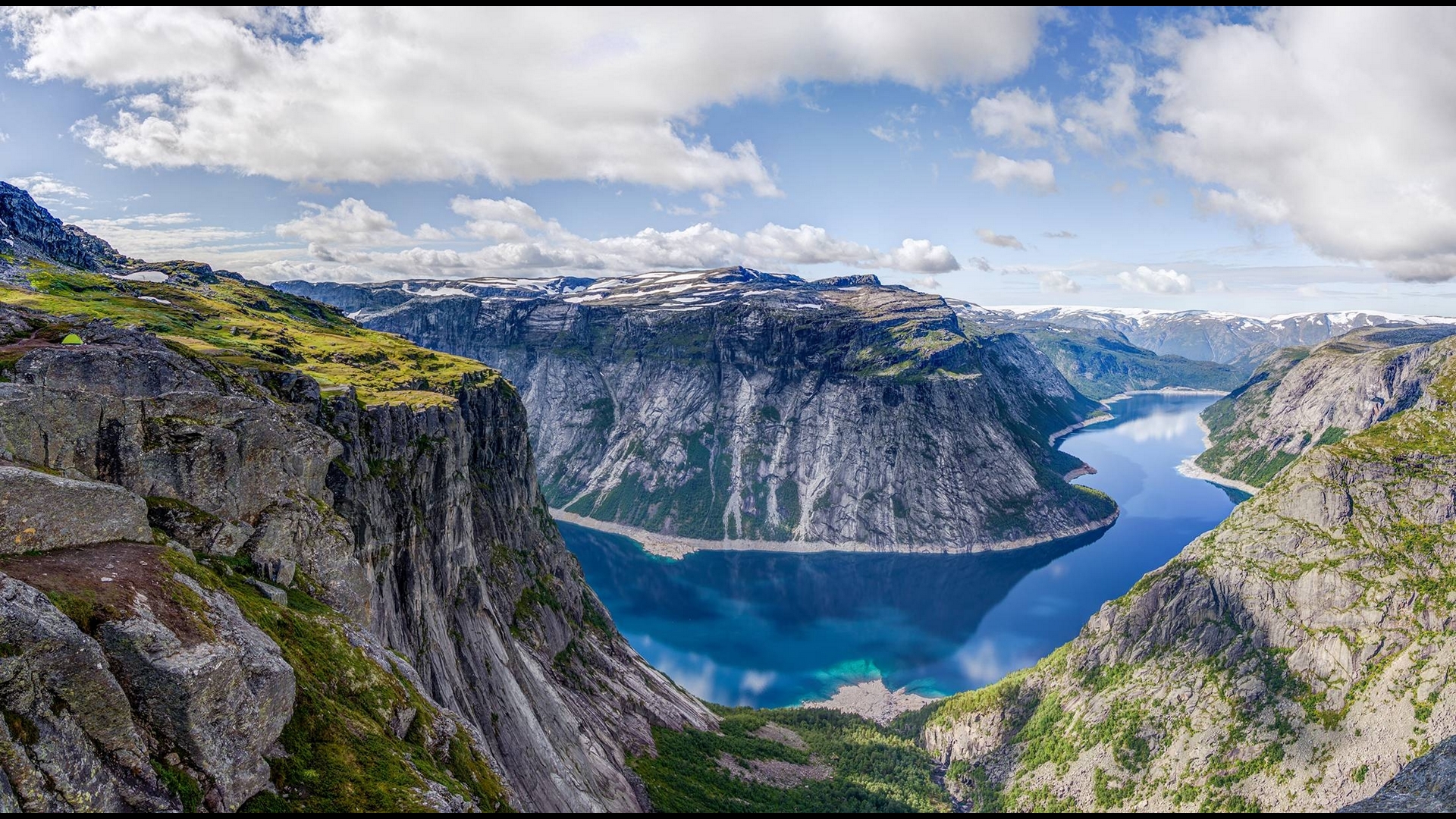 Ringedalsvatnet lake and mountains in Norway HD Wallpaper