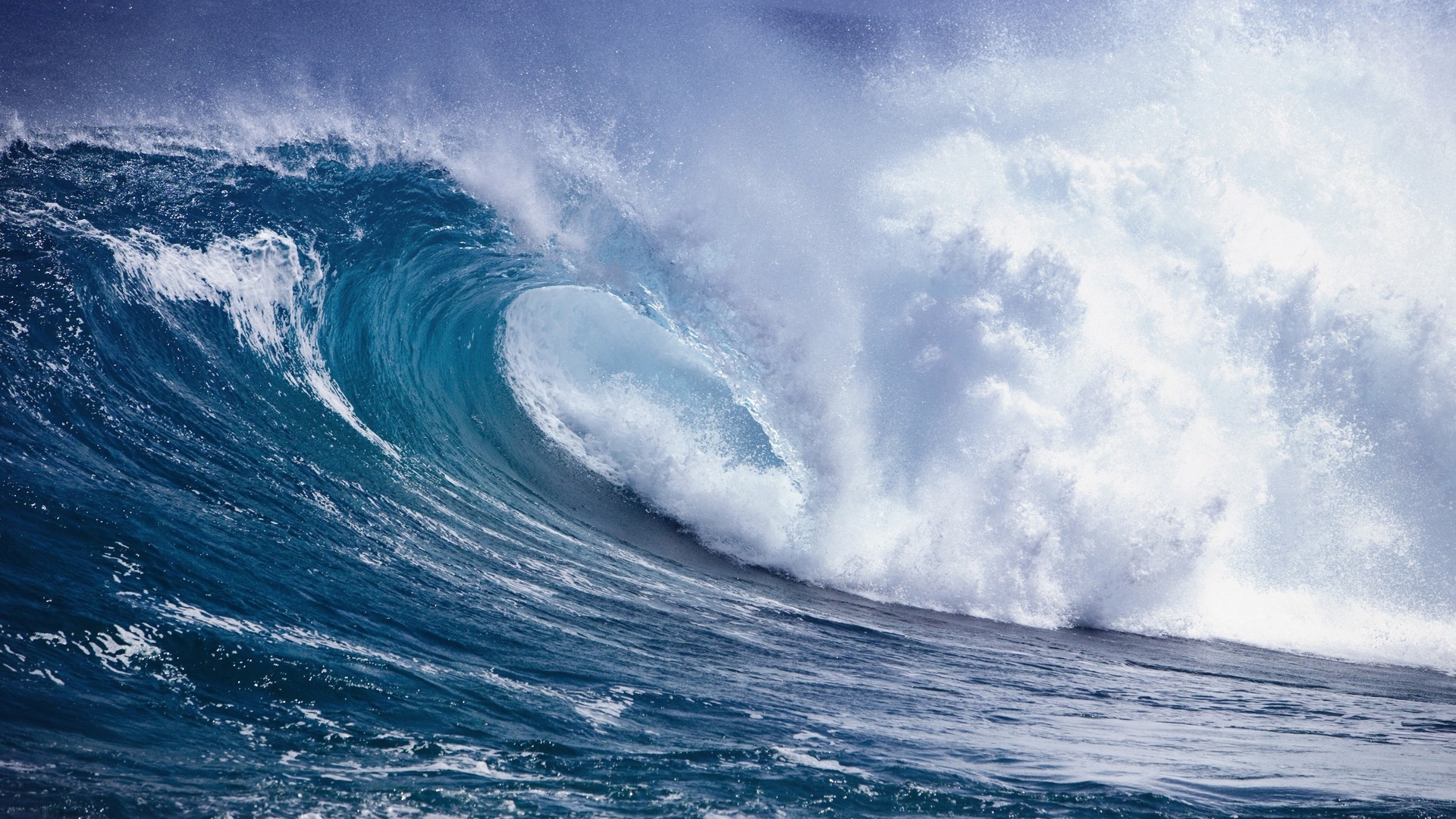 A large ocean wave crests and breaks HD Wallpaper