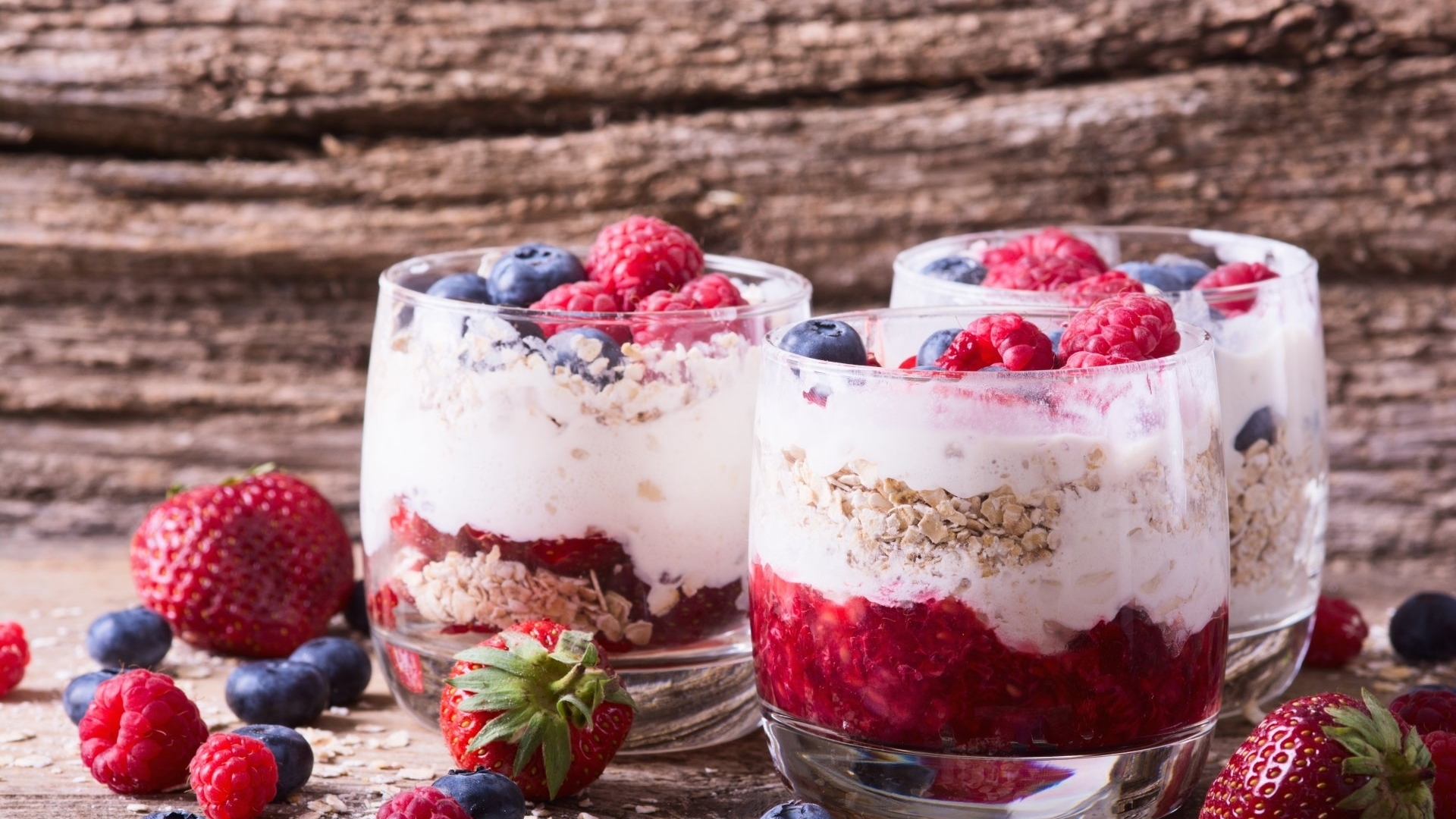 Yogurt parfaits with berries and oats HD Wallpaper
