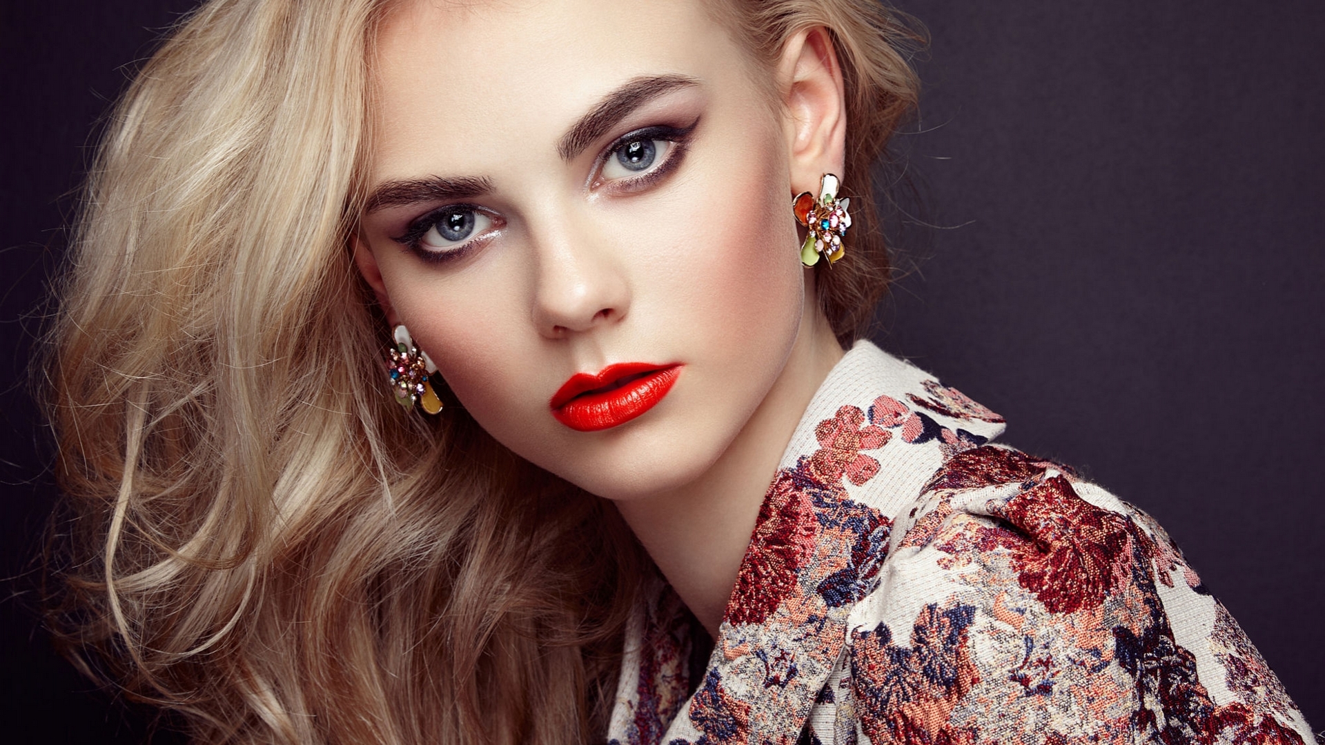 Blonde woman with blue eyes and red lips HD Wallpaper