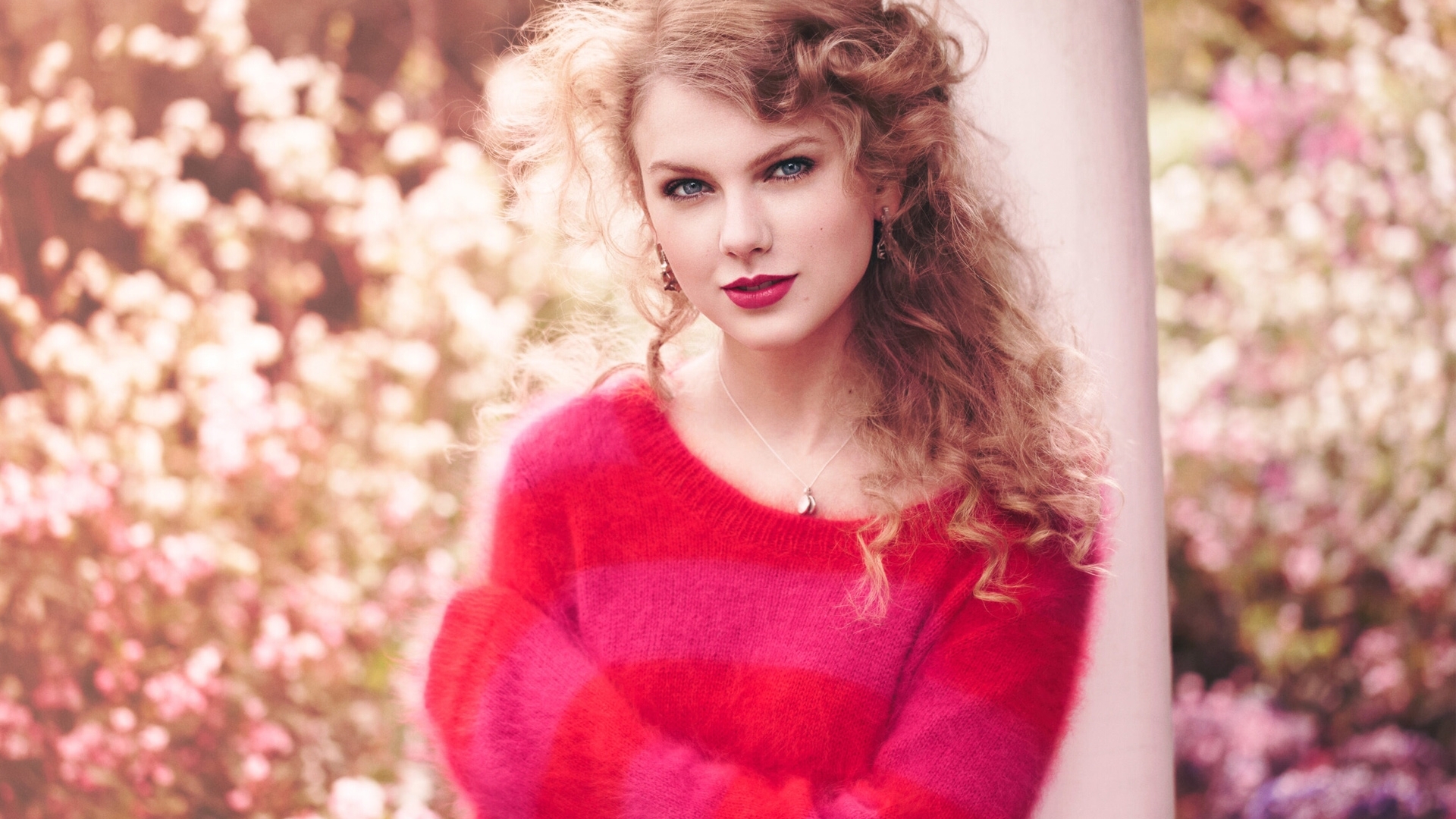 Taylor Swift in a pink and red sweater HD Wallpaper