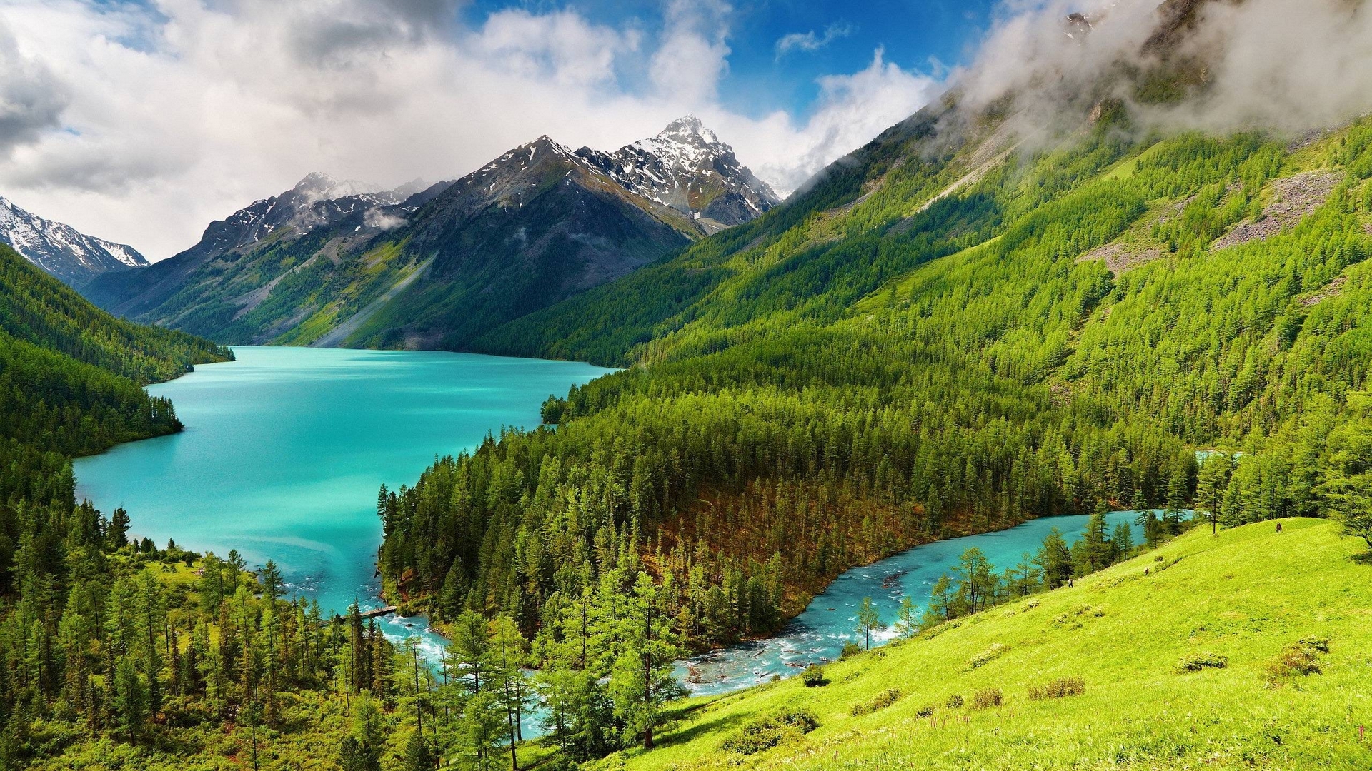 Turquoise lake surrounded by green mountains and forests HD Wallpaper
