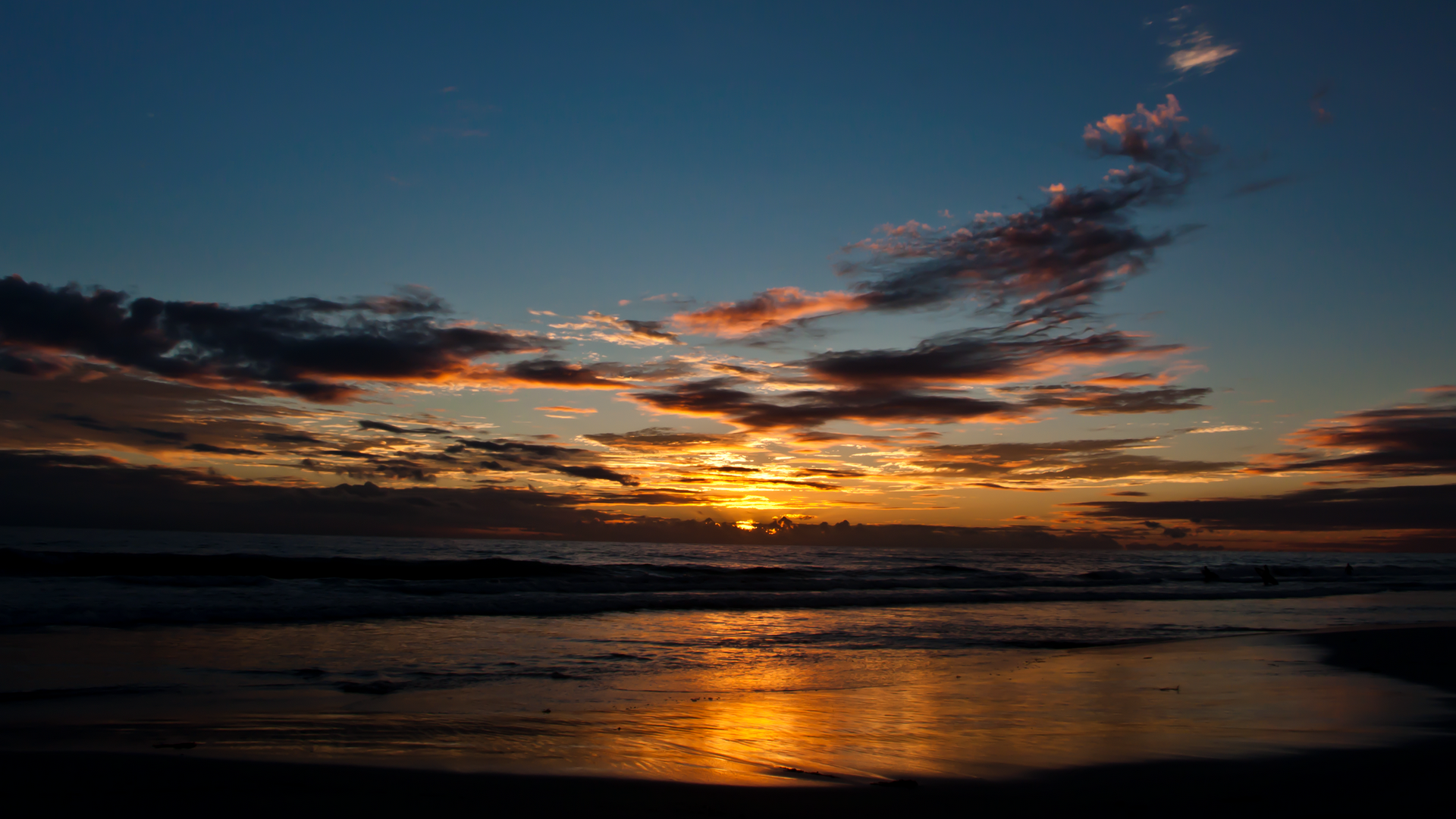 Sunset over the ocean with colorful clouds and reflection HD Wallpaper