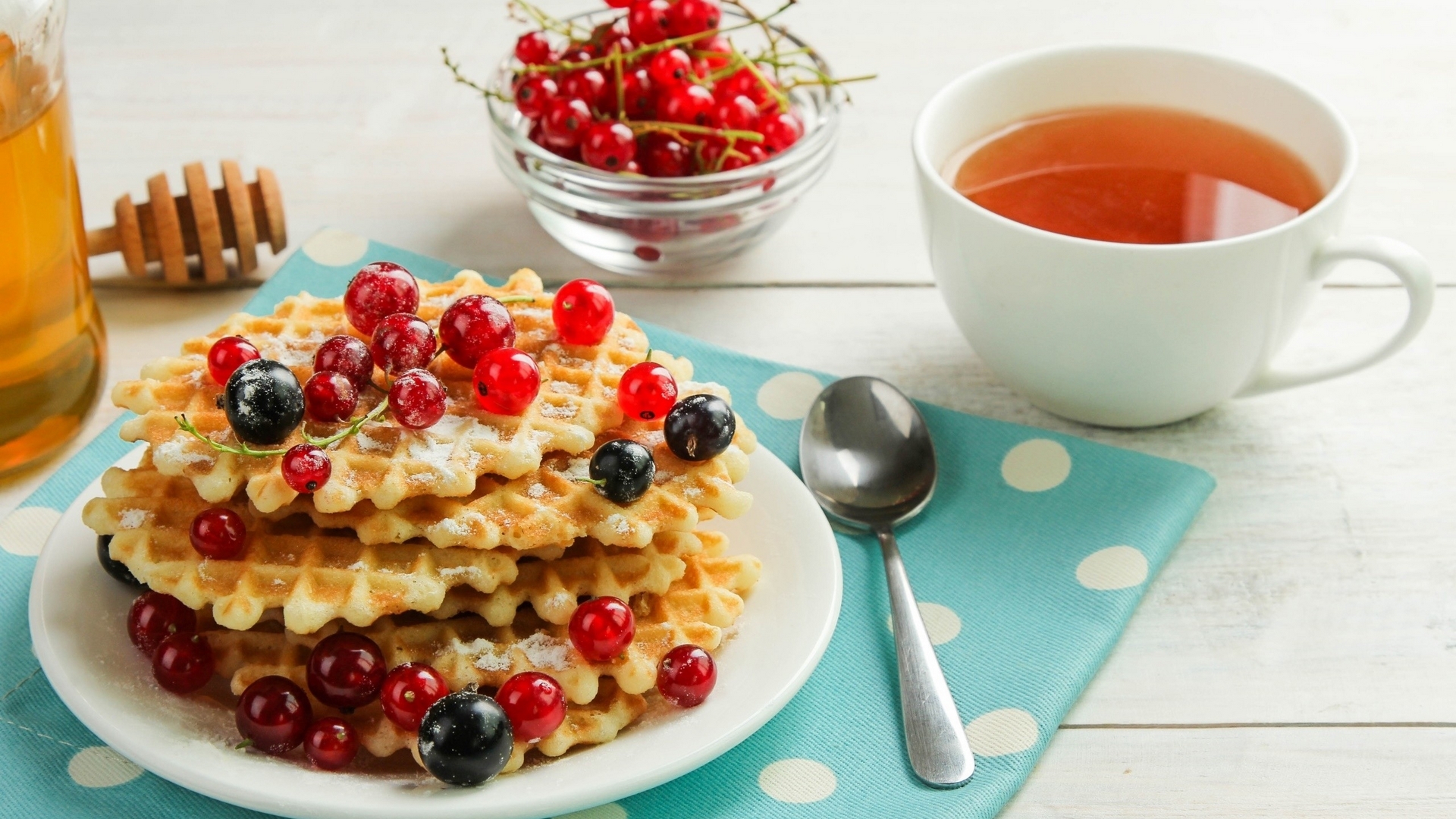 Waffles with berries and tea HD Wallpaper