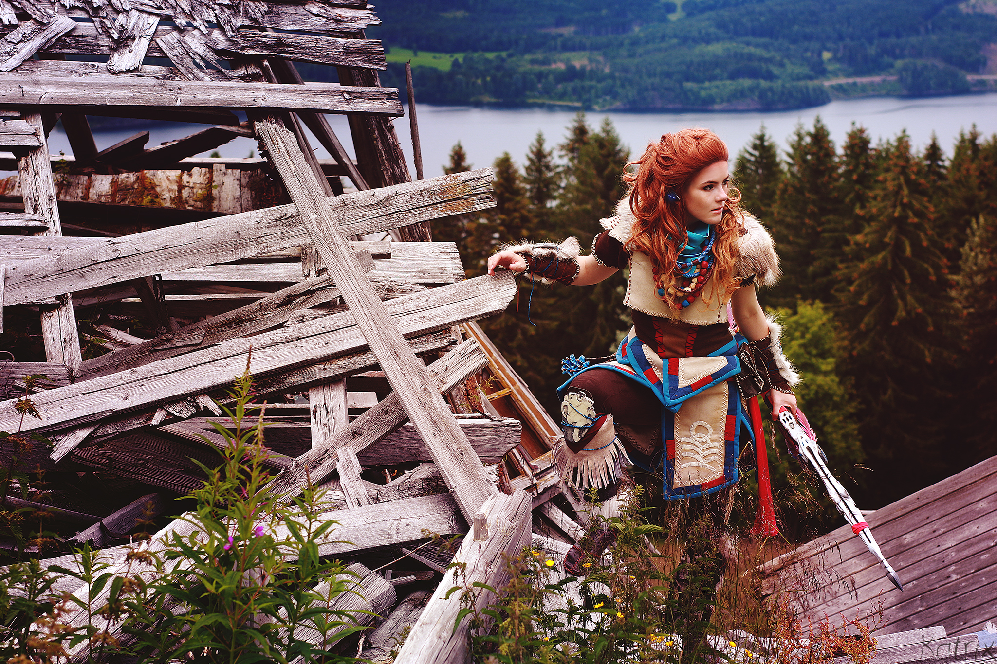 Aloy from Horizon Zero Dawn in a ruined structure HD Wallpaper