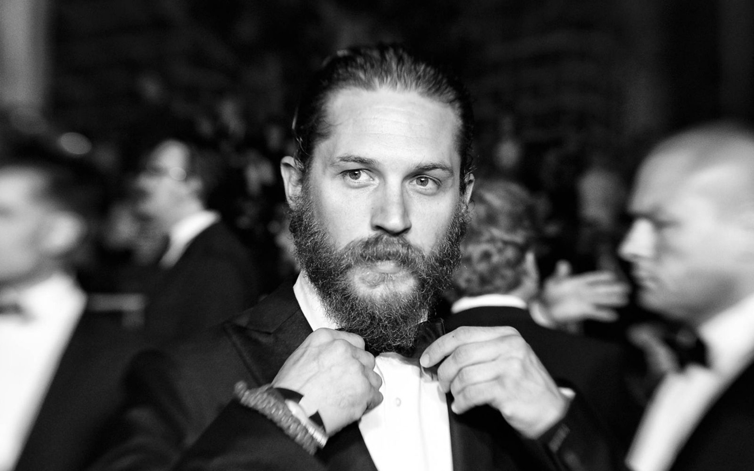 Tom Hardy adjusting his bowtie HD Wallpaper