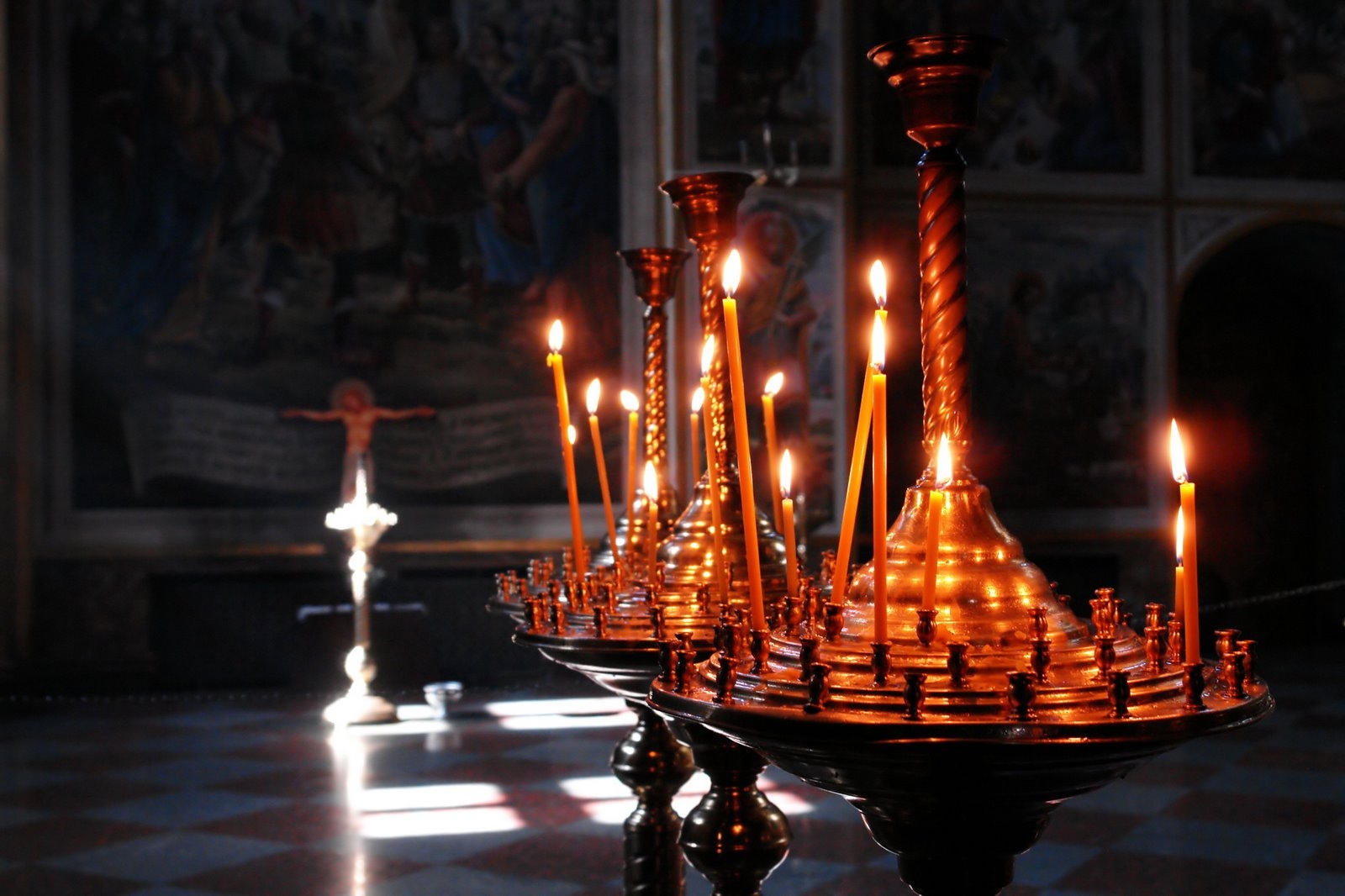 Candles in a church with Jesus icon HD Wallpaper