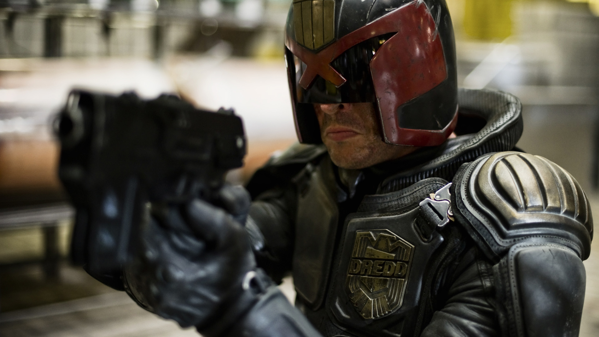 Judge Dredd holding a gun HD Wallpaper
