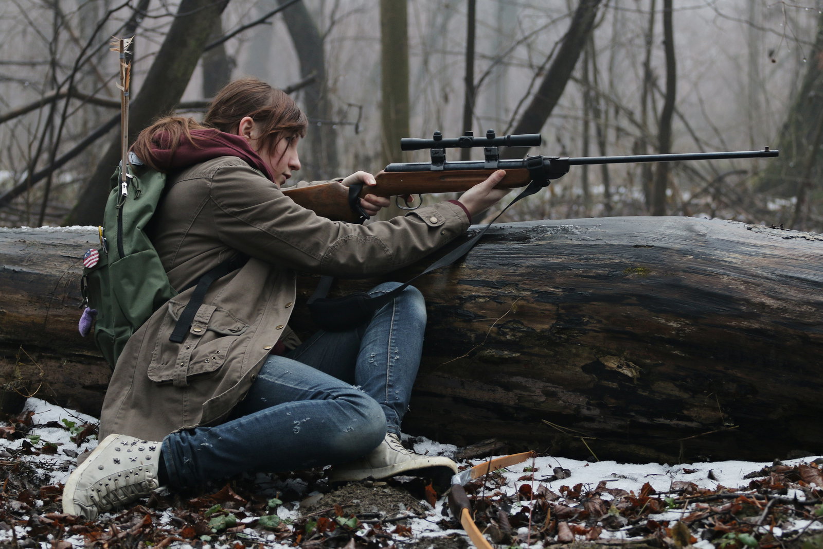 Ellie from The Last of Us with a rifle HD Wallpaper