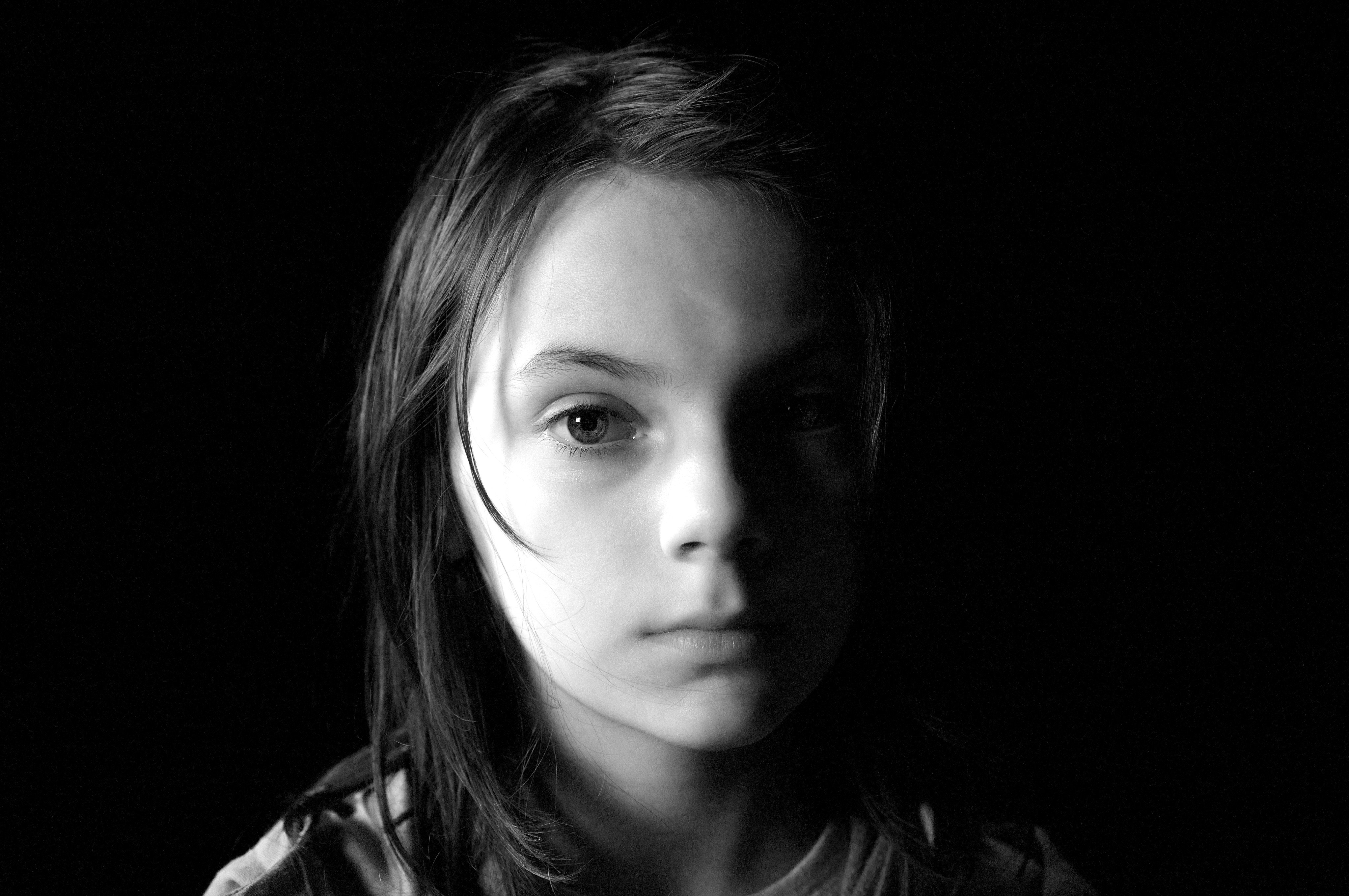 Girl in dramatic lighting HD Wallpaper