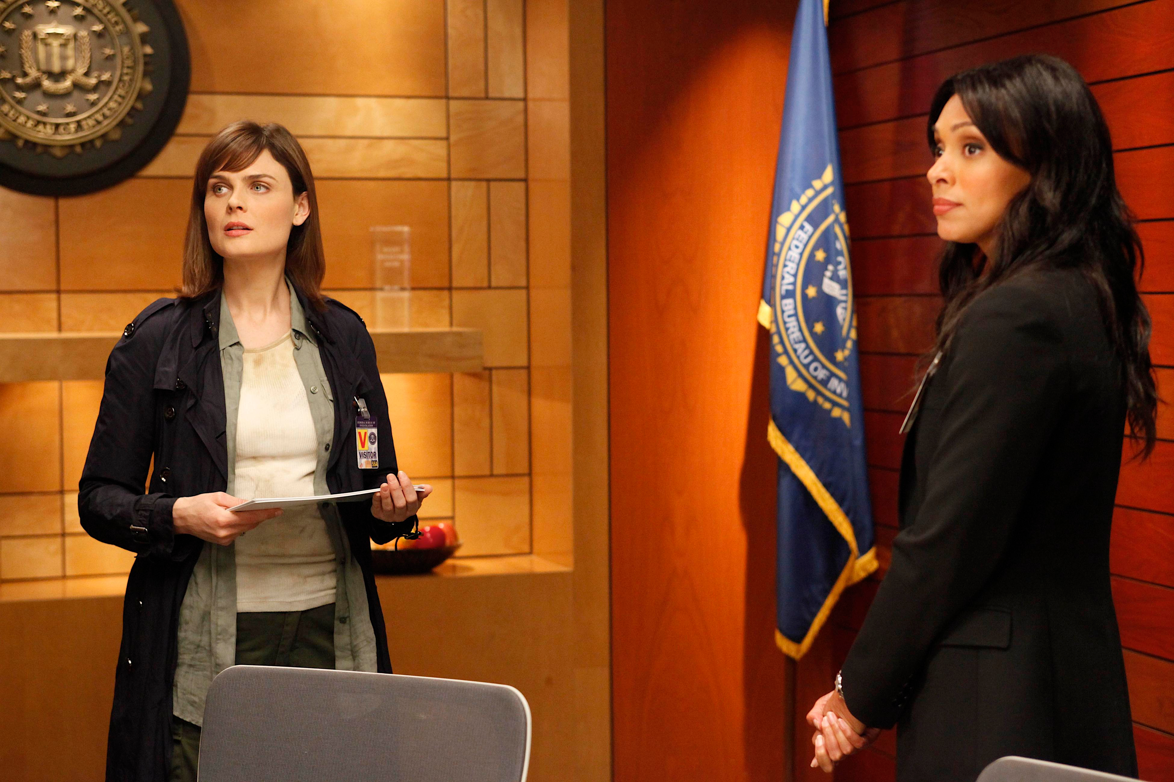 Temperance Brennan and Agent Hayes in FBI office HD Wallpaper