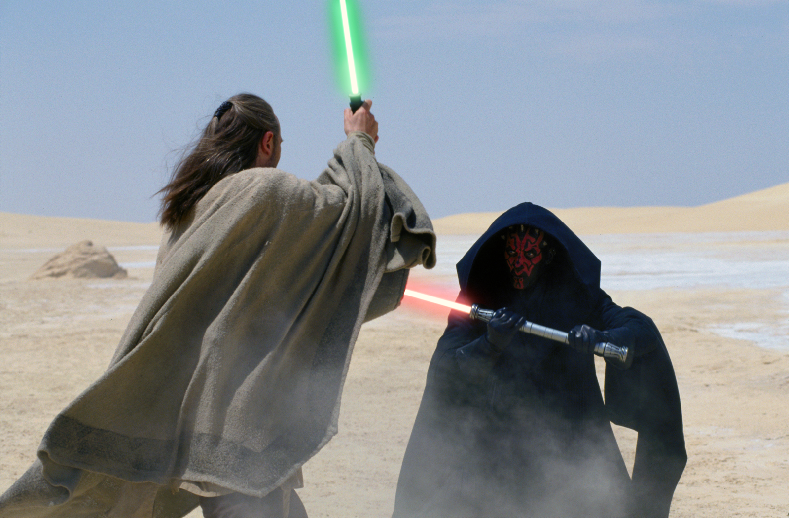 Darth Maul and Qui-Gon Jinn duel on Tatooine HD Wallpaper