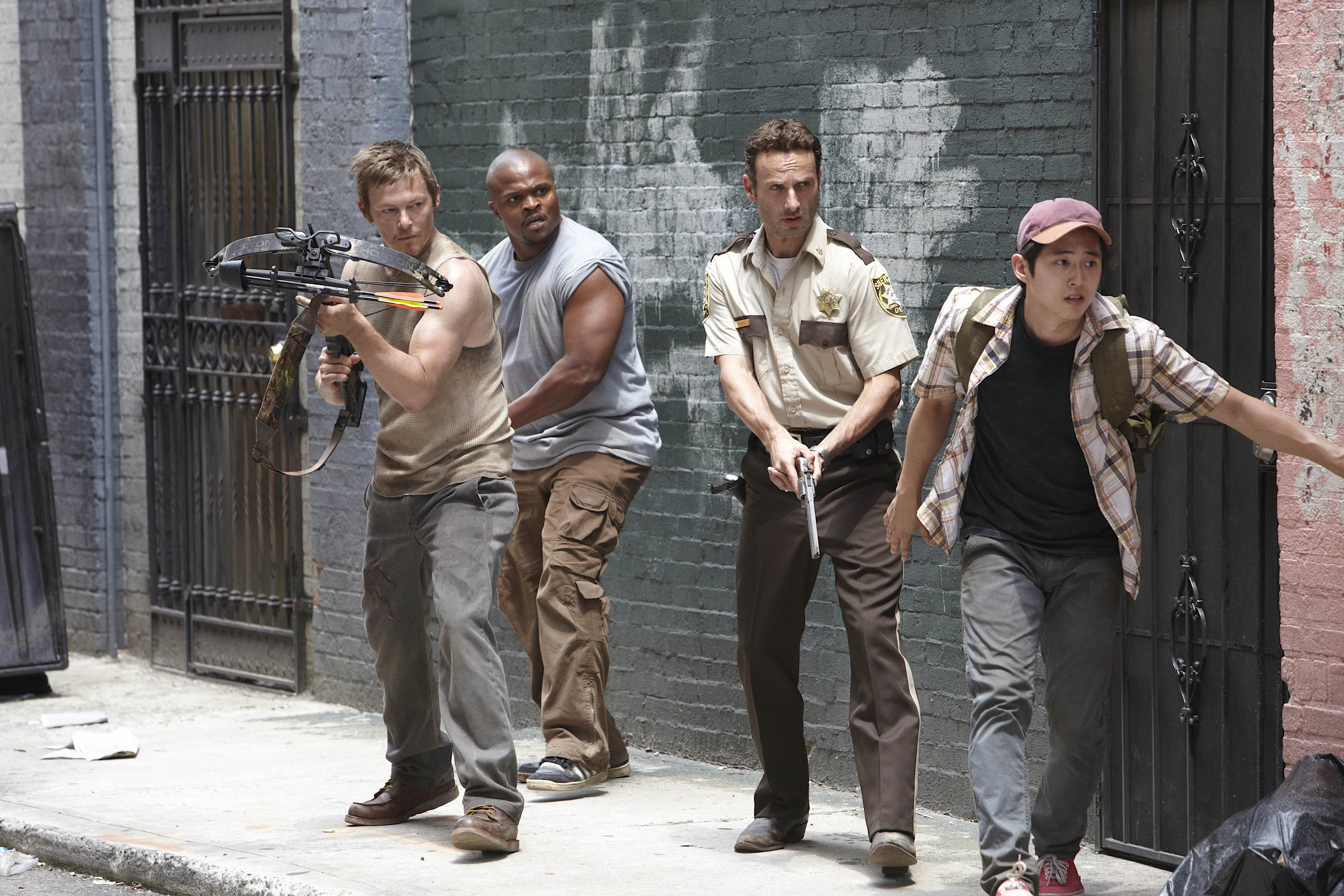Daryl Dixon and survivors in alley HD Wallpaper