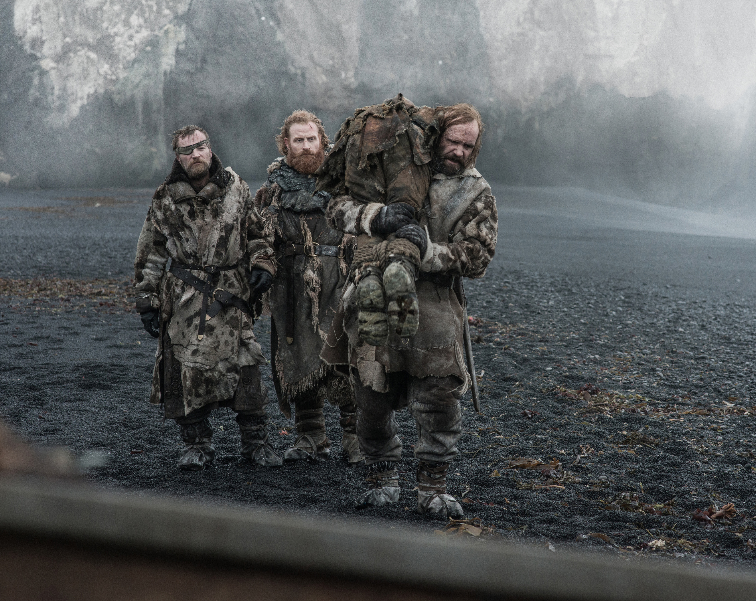 Sandor Clegane and companions carrying a body HD Wallpaper