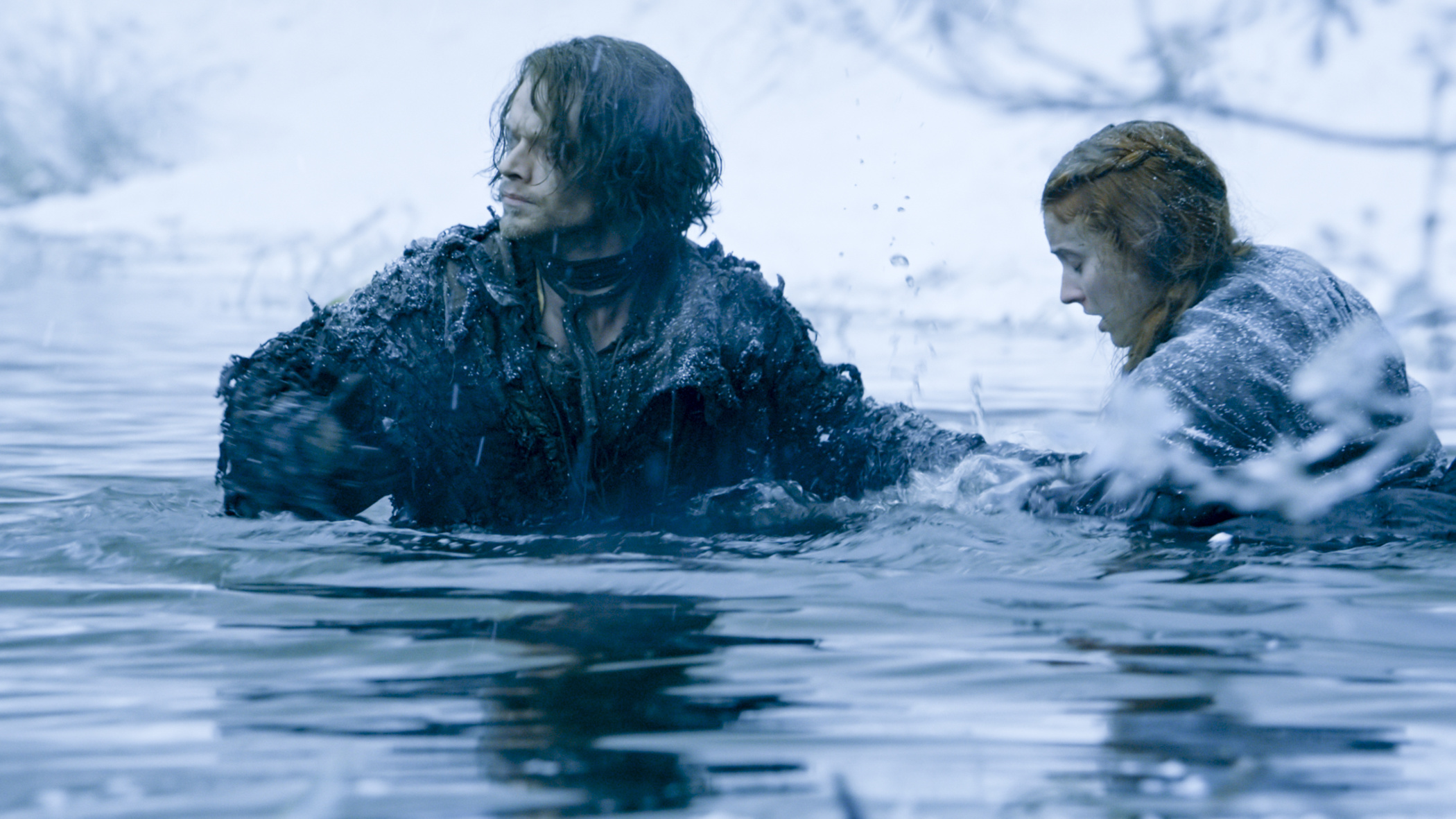 Theon Greyjoy in water HD Wallpaper