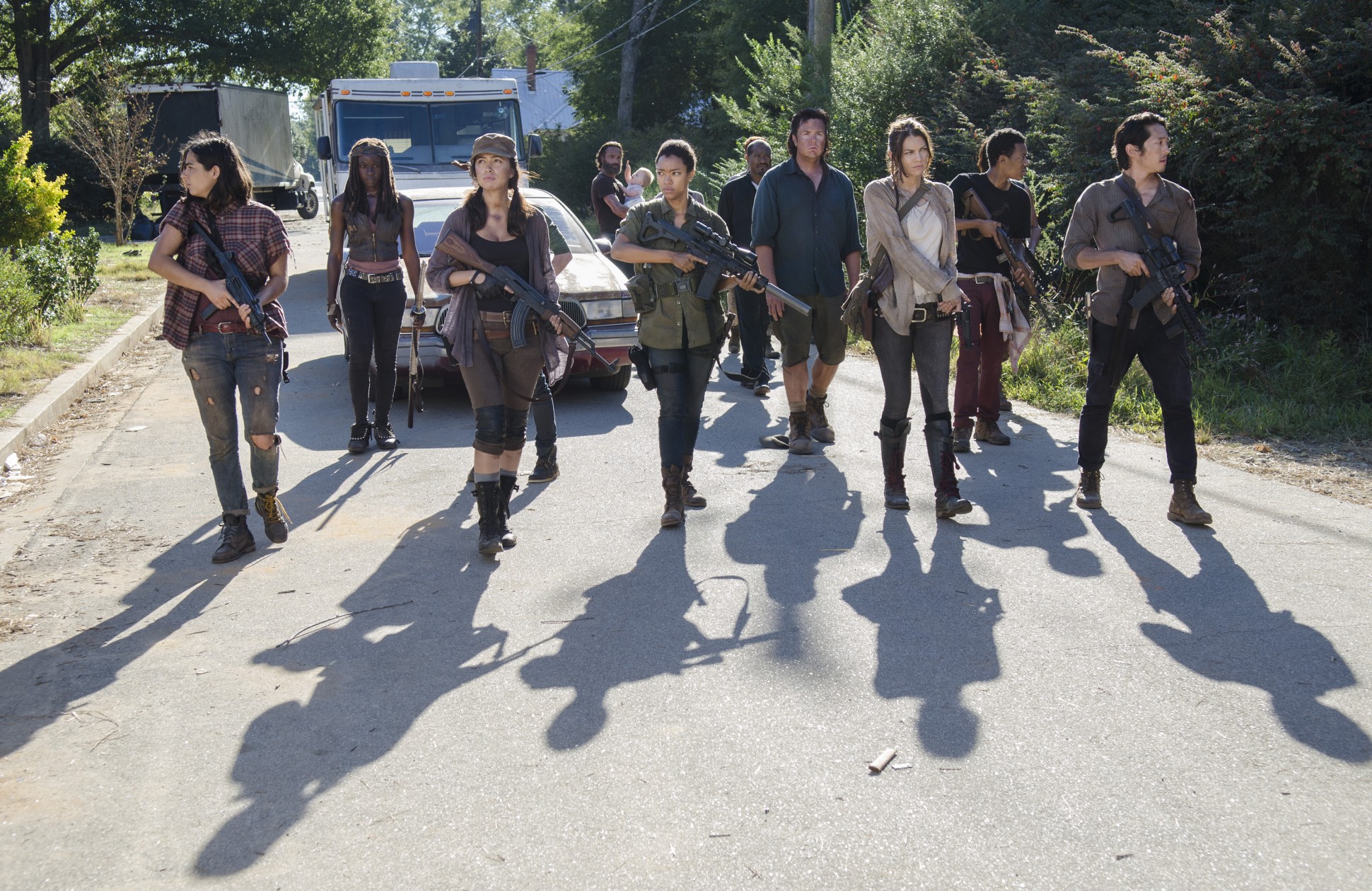 The Walking Dead: Michonne and Group Walking HD Wallpaper