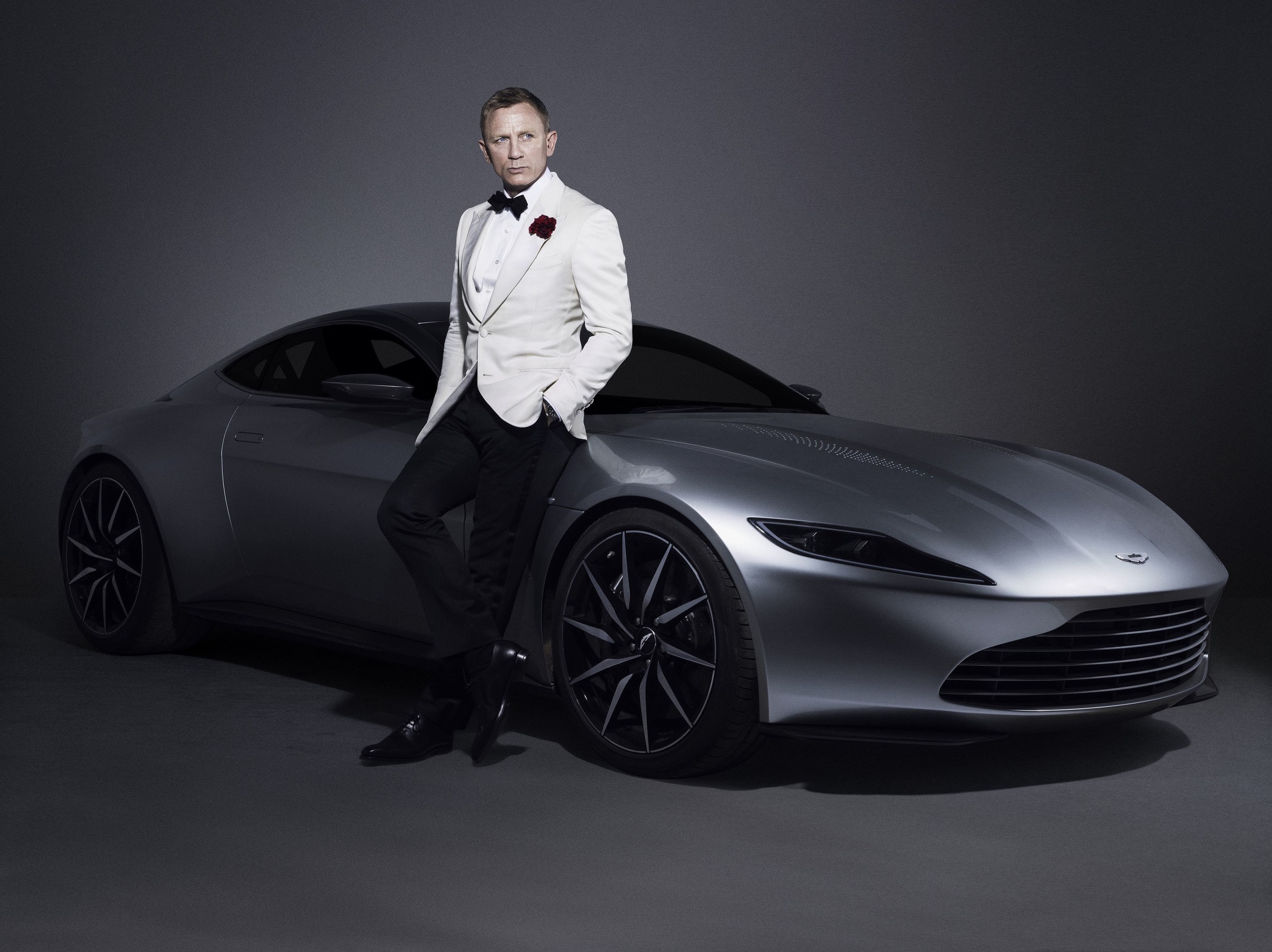 Daniel Craig as James Bond with Aston Martin HD Wallpaper
