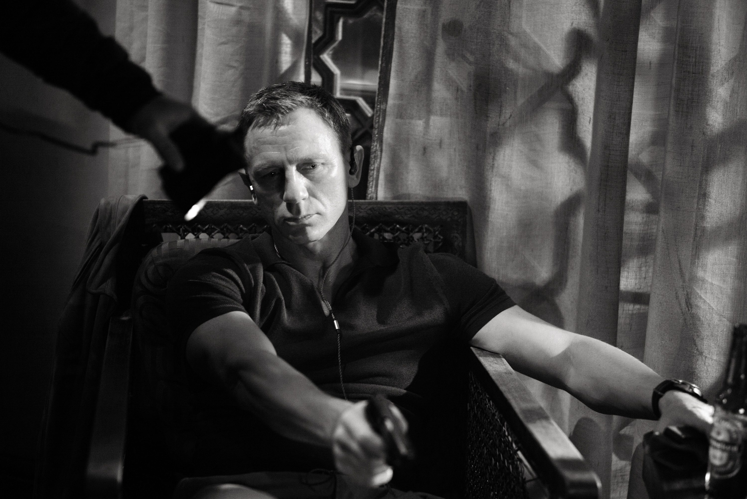 Daniel Craig as James Bond holding a gun HD Wallpaper