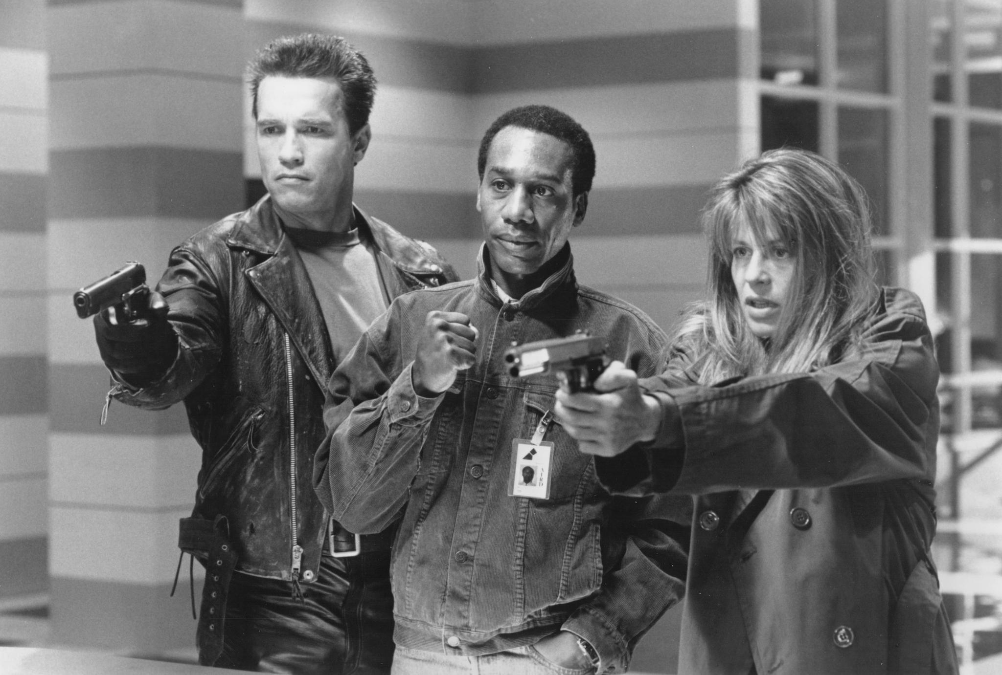 Arnold Schwarzenegger, Joe Morton, and Linda Hamilton in Terminator 2 HD Wallpaper