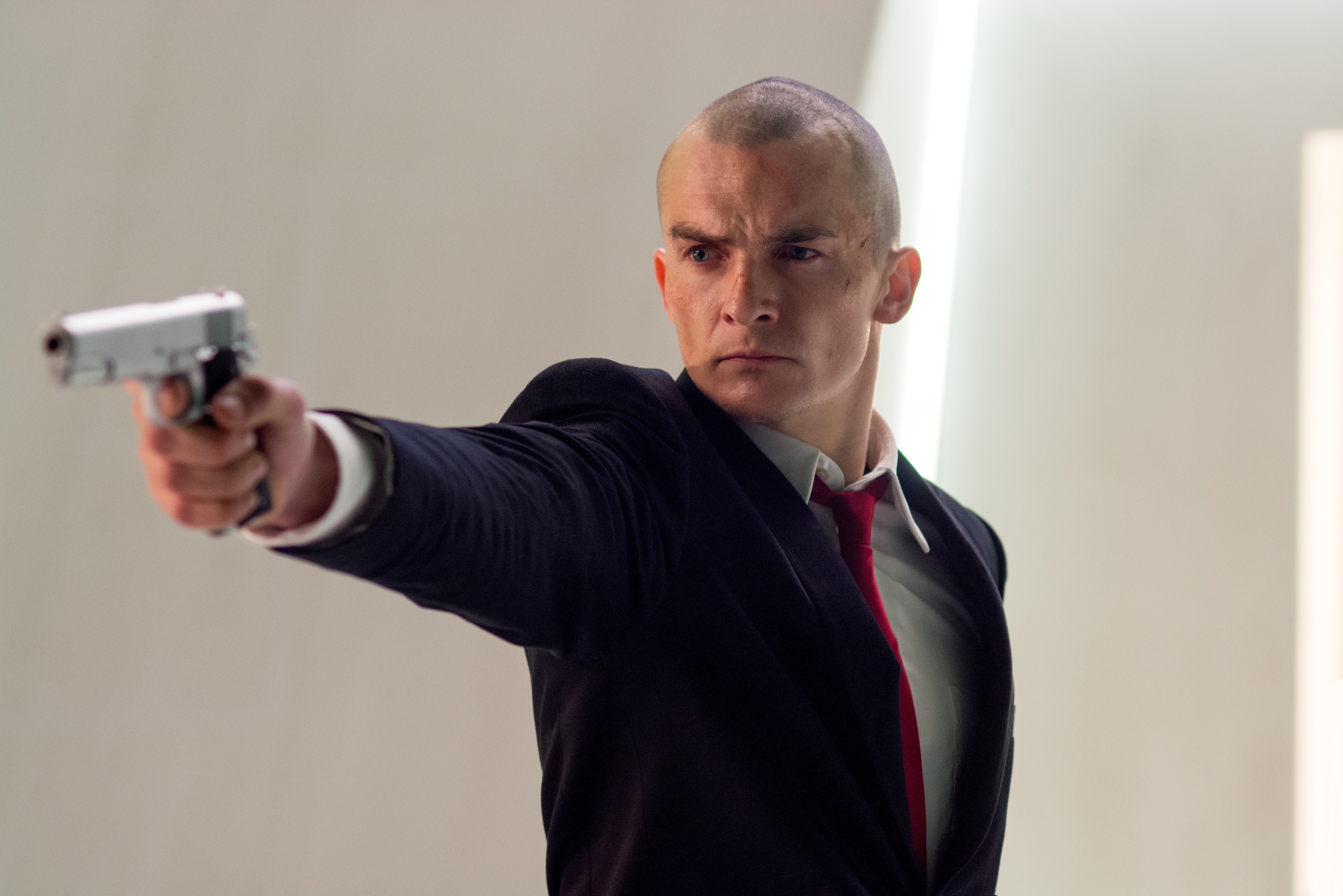 Agent 47 from Hitman holding a pistol HD Wallpaper