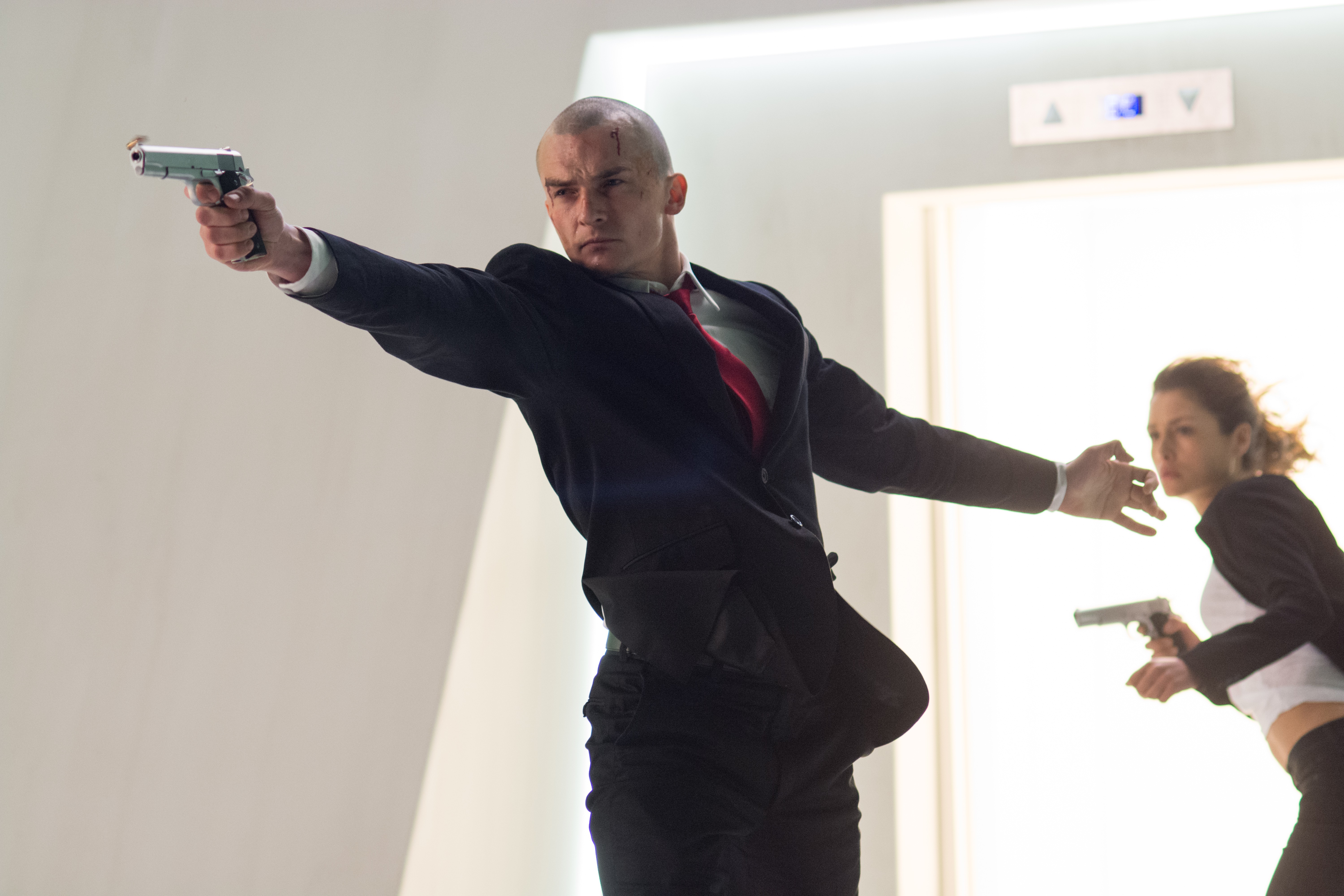 Agent 47 from Hitman holding a gun HD Wallpaper