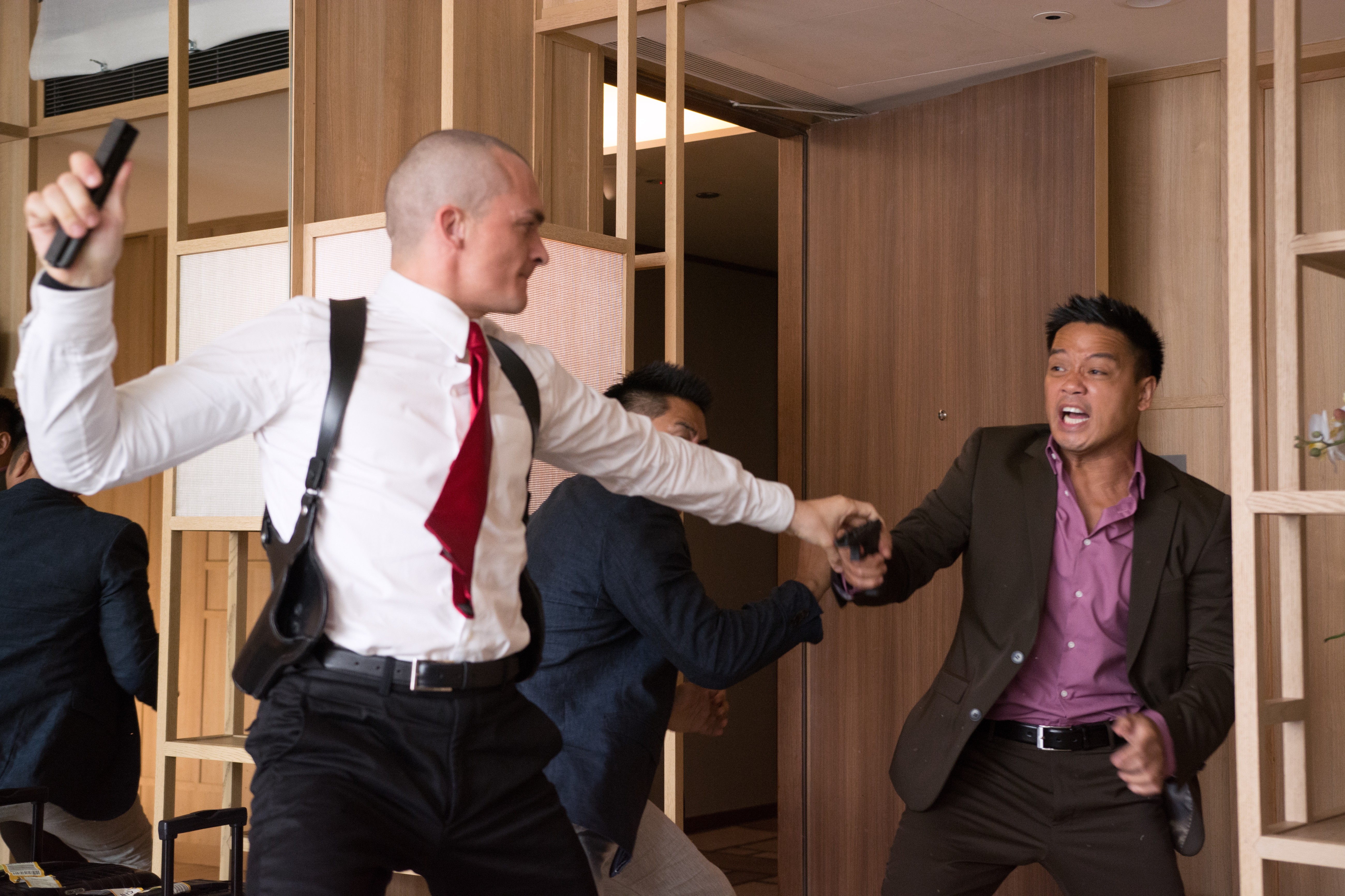 Agent 47 in a confrontation HD Wallpaper