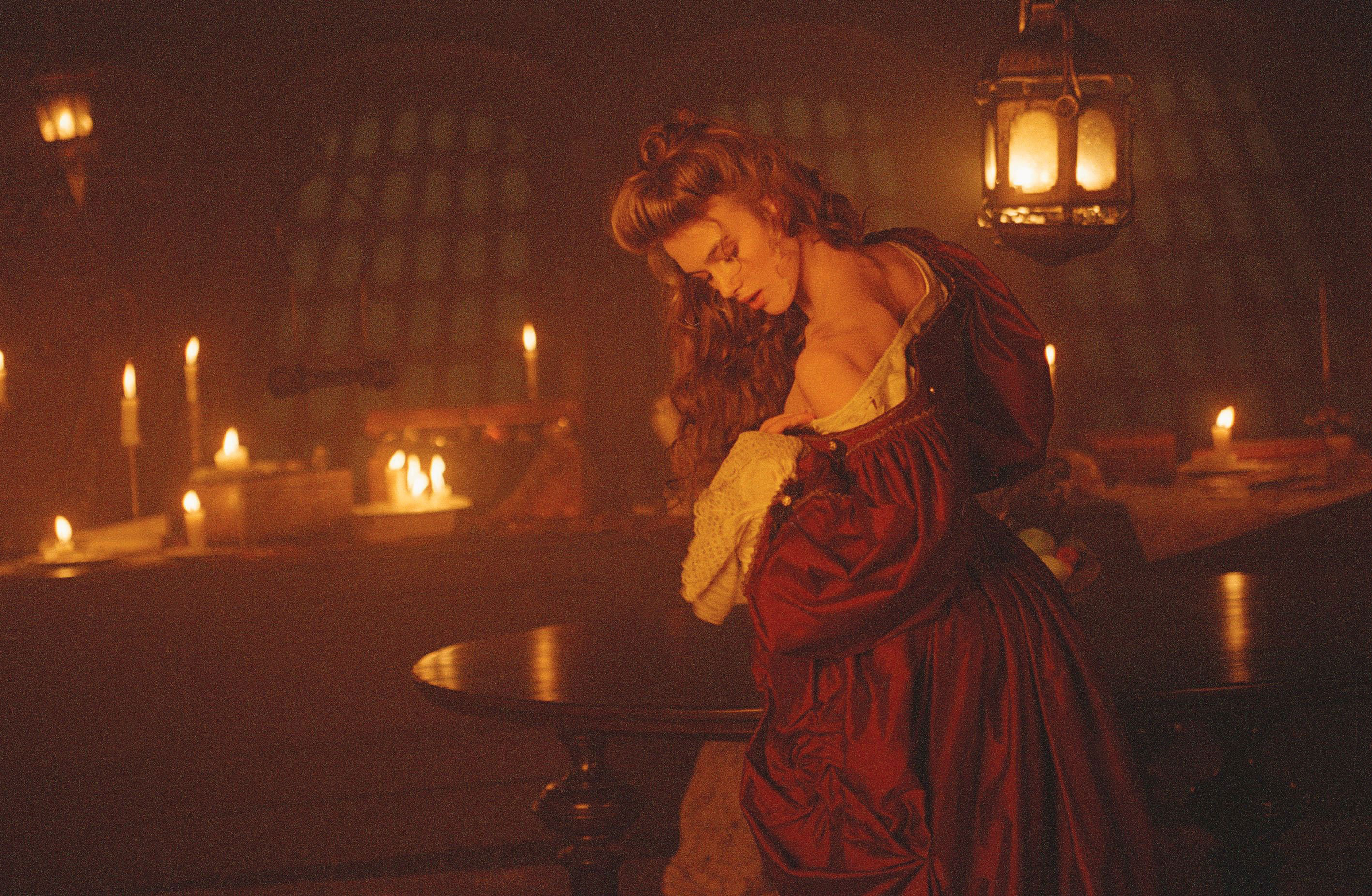 Elizabeth Swann in a dimly lit room HD Wallpaper
