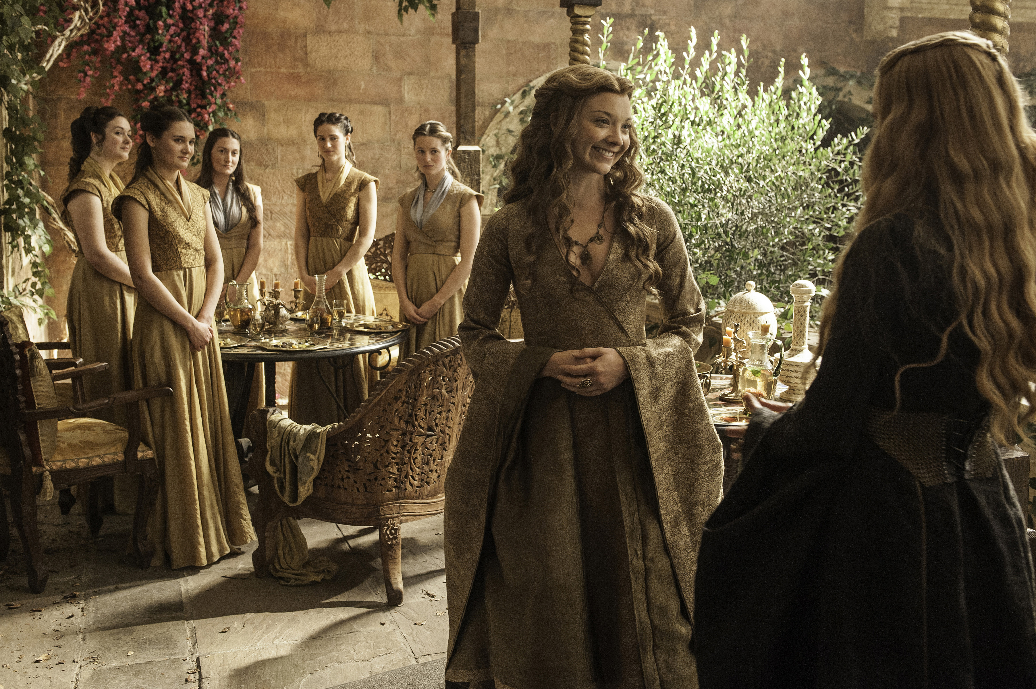 Margaery Tyrell and ladies in waiting HD Wallpaper
