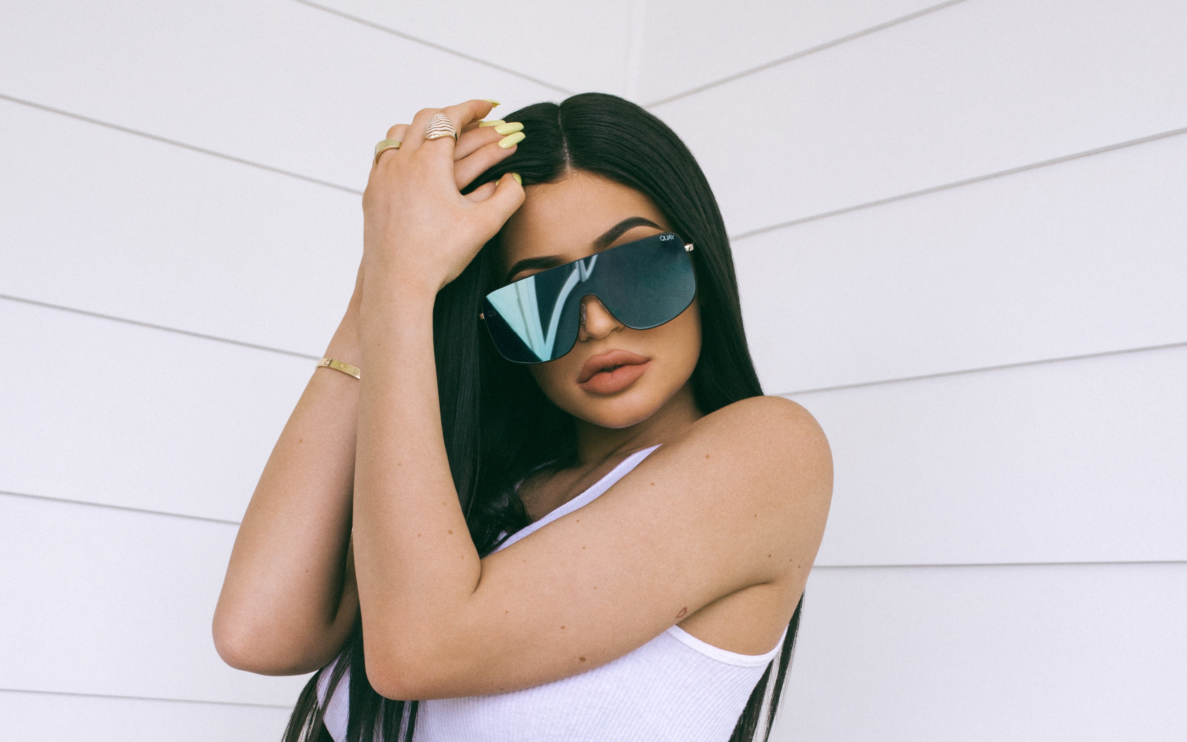 Kylie Jenner wearing Quay sunglasses HD Wallpaper