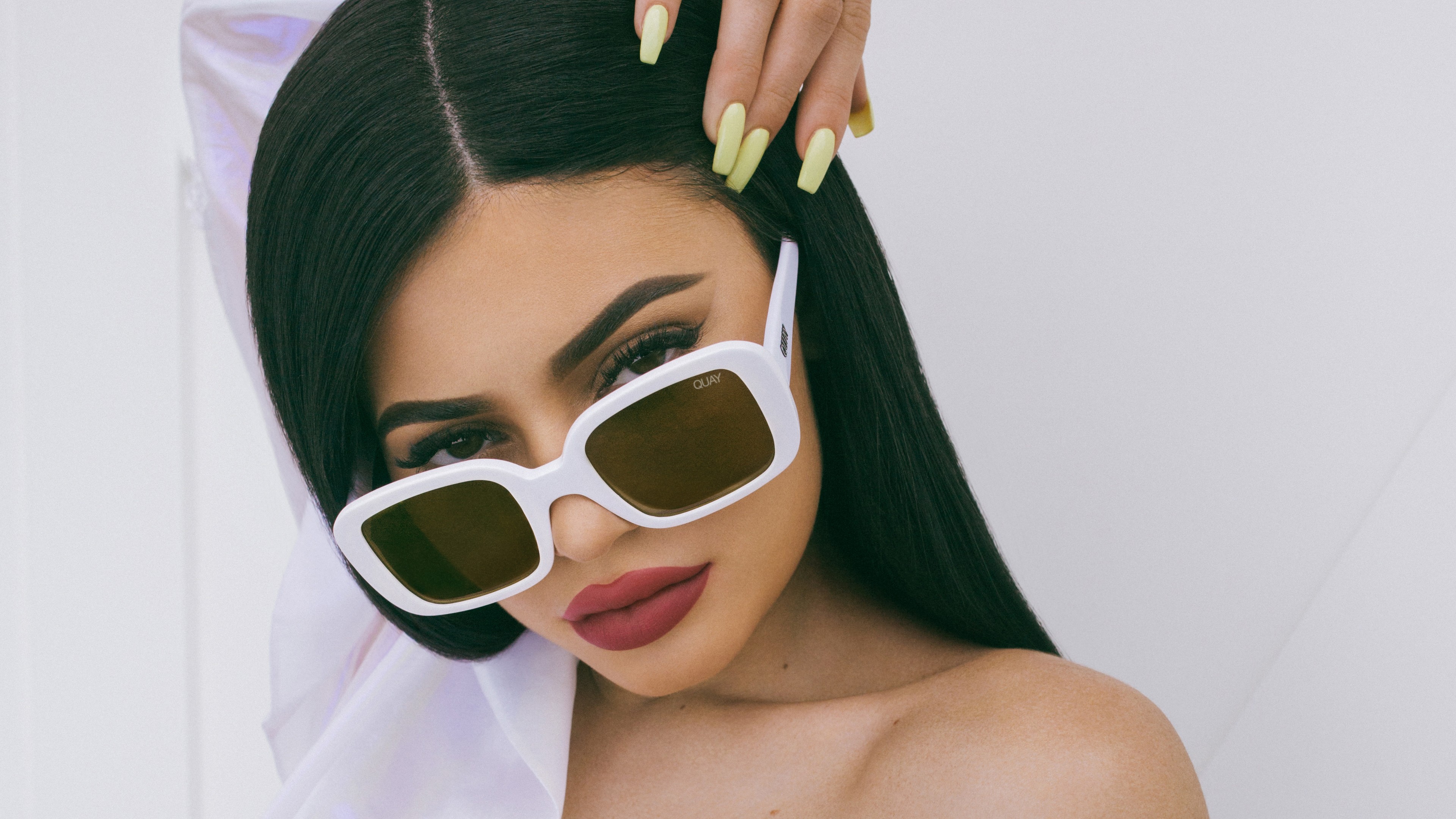 Kylie Jenner wearing Quay sunglasses HD Wallpaper