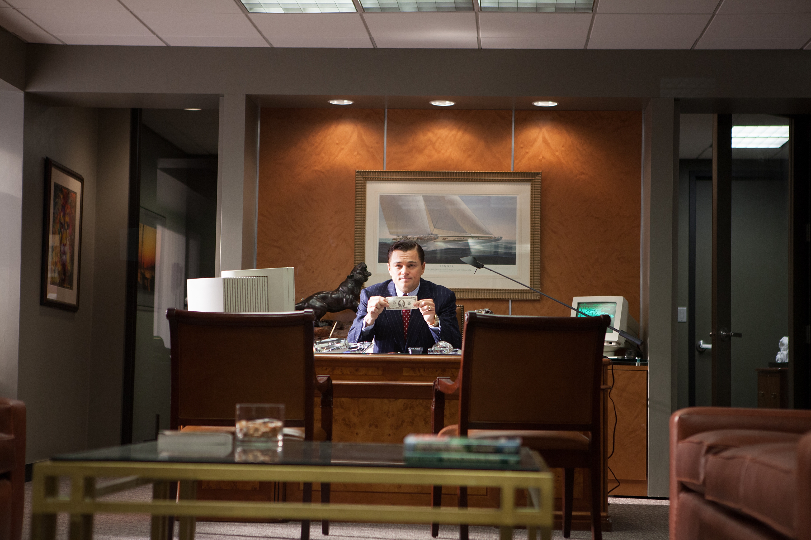 Jordan Belfort holding money in office HD Wallpaper