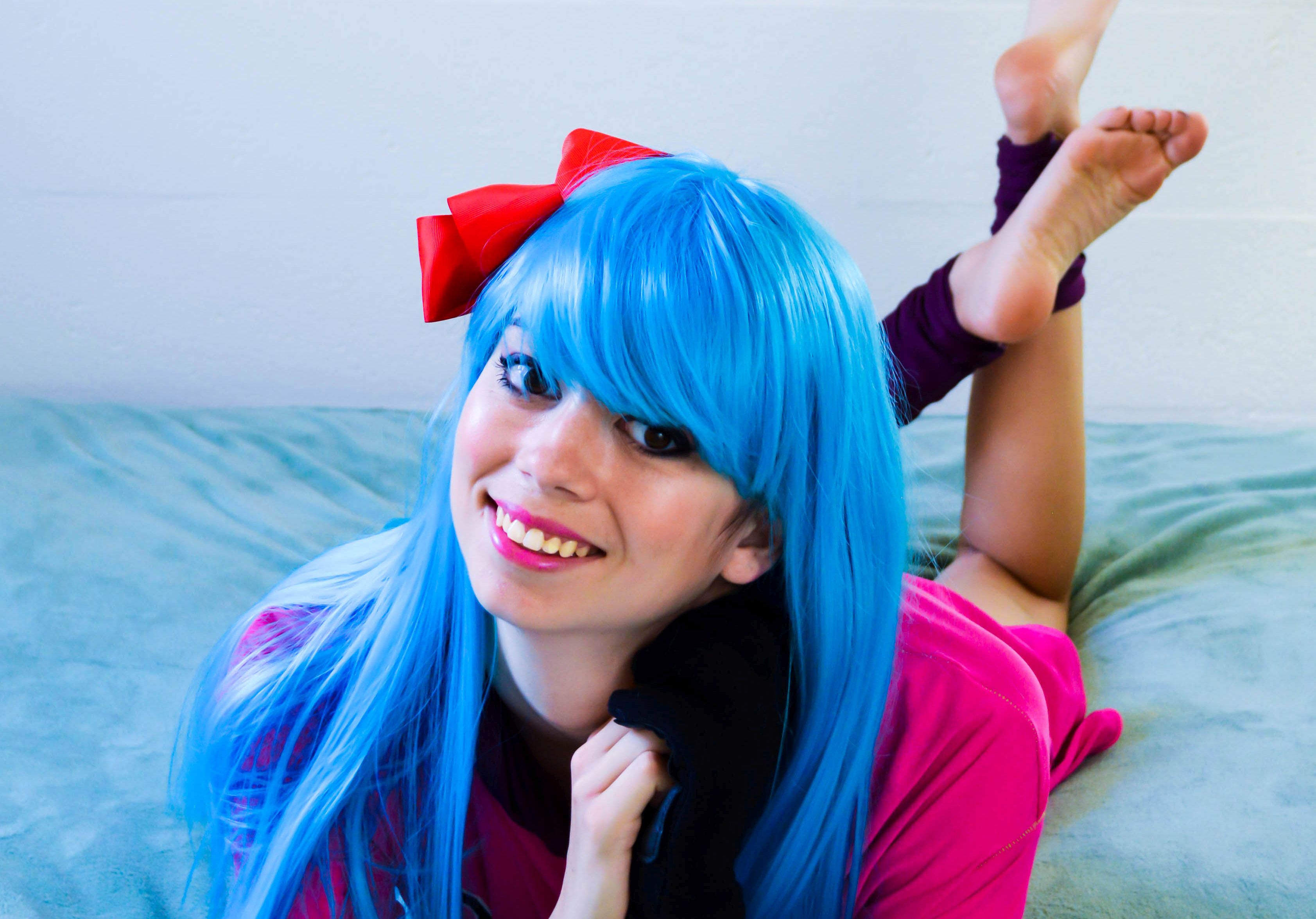 Bulma from Dragon Ball wearing a blue wig and red bow HD Wallpaper