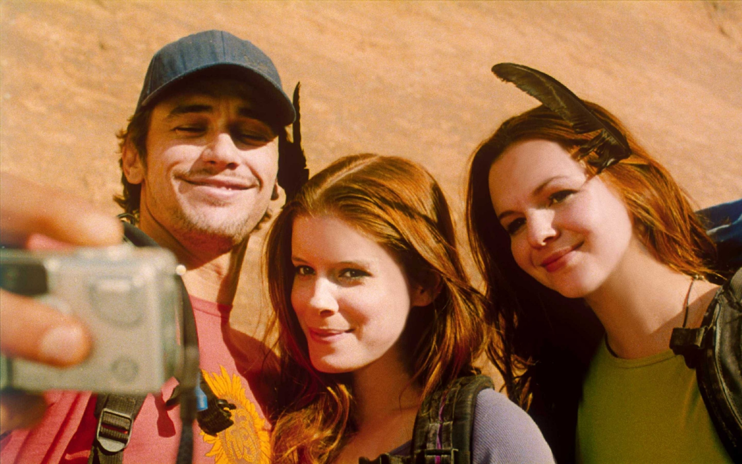 James Franco and two women taking a selfie HD Wallpaper