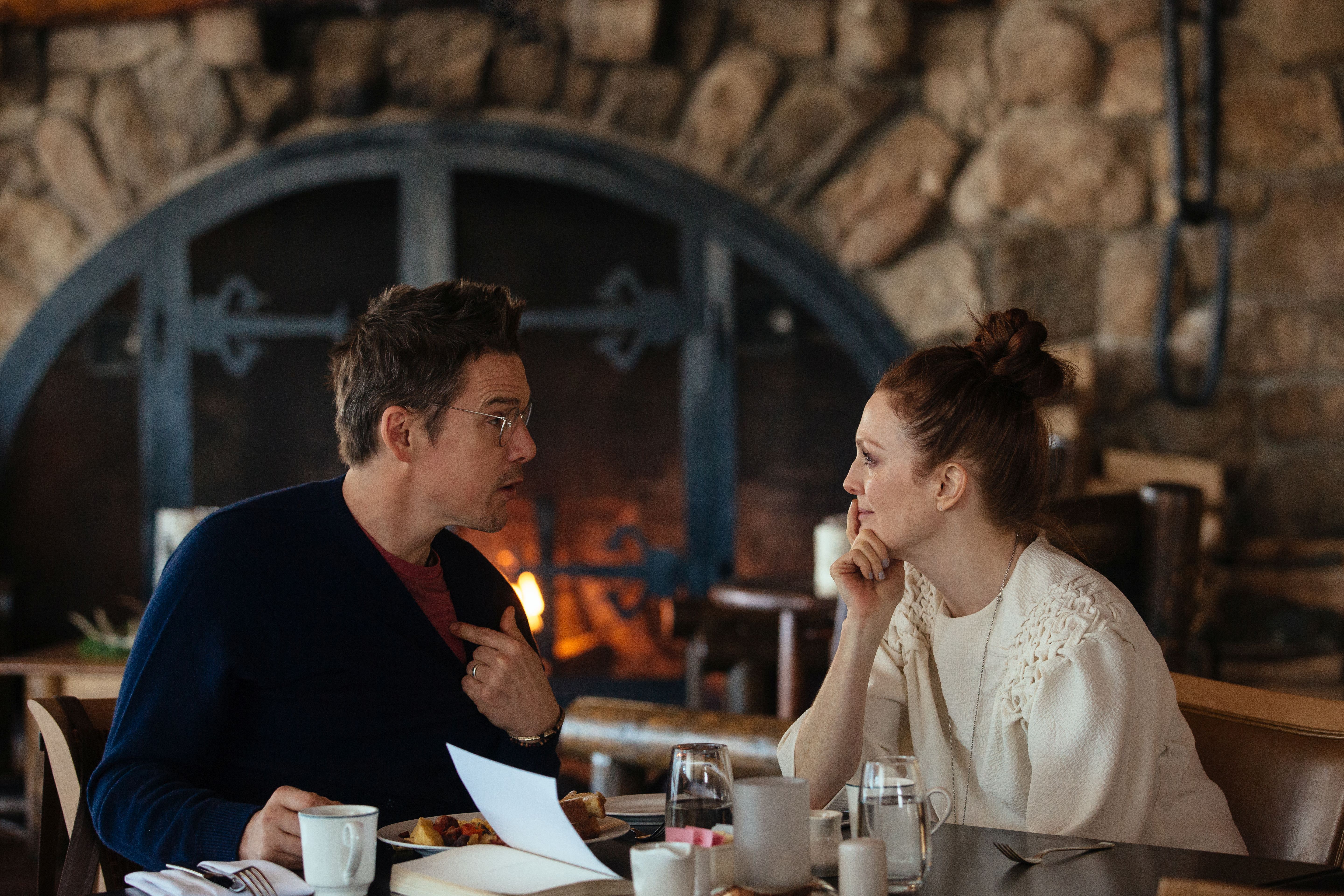Ethan Hawke and Julianne Moore at a table HD Wallpaper