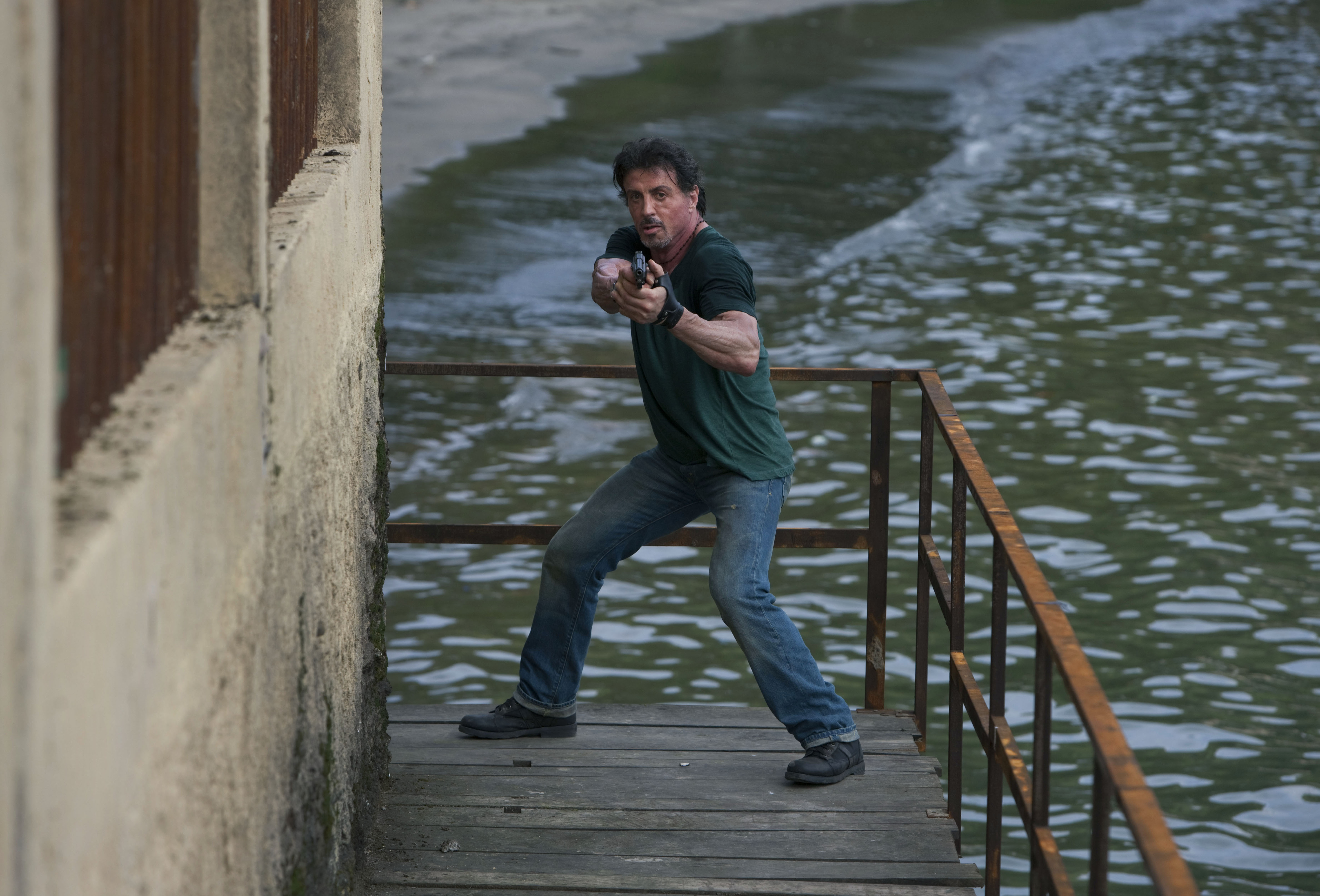 Barney Ross from The Expendables holding a gun HD Wallpaper