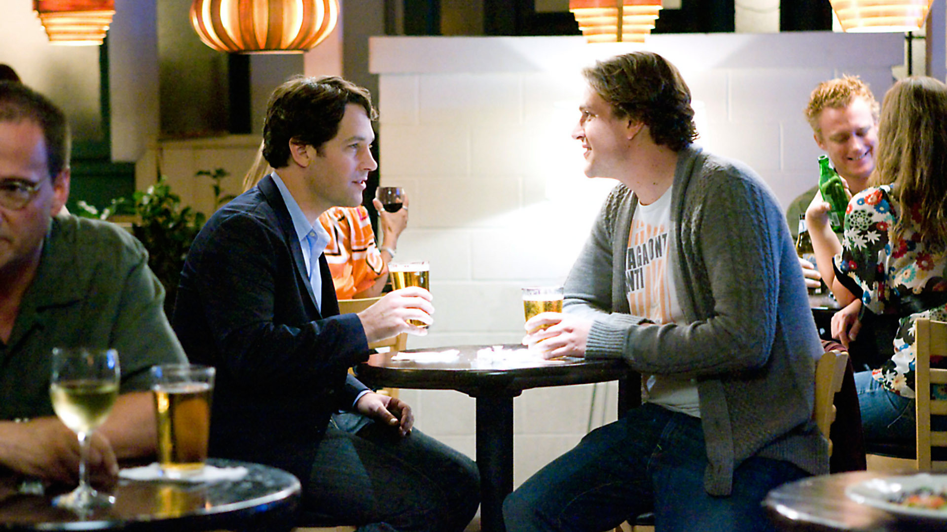 Jason Segel and friend at a bar HD Wallpaper