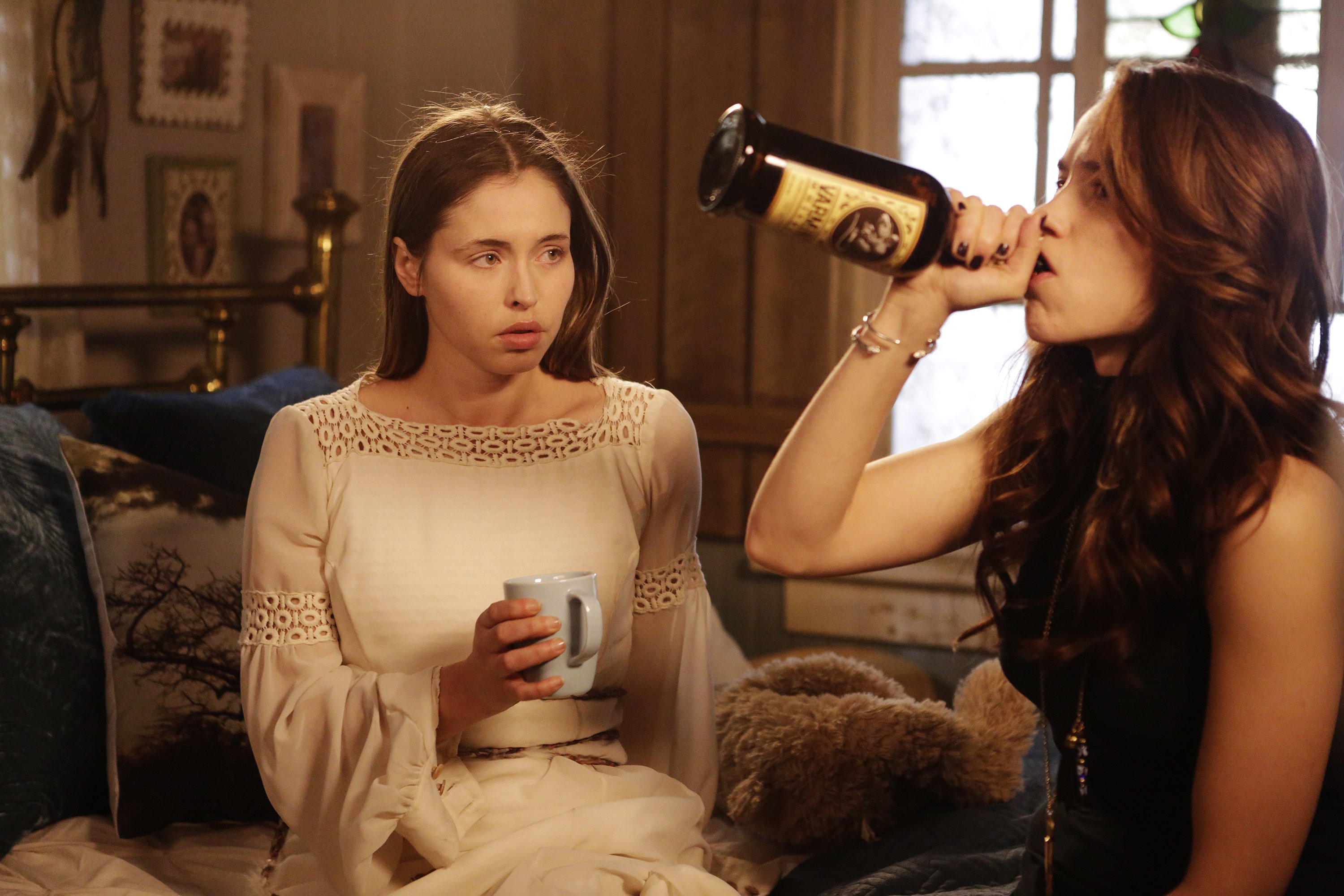 Wynonna Earp: Two women in a room HD Wallpaper