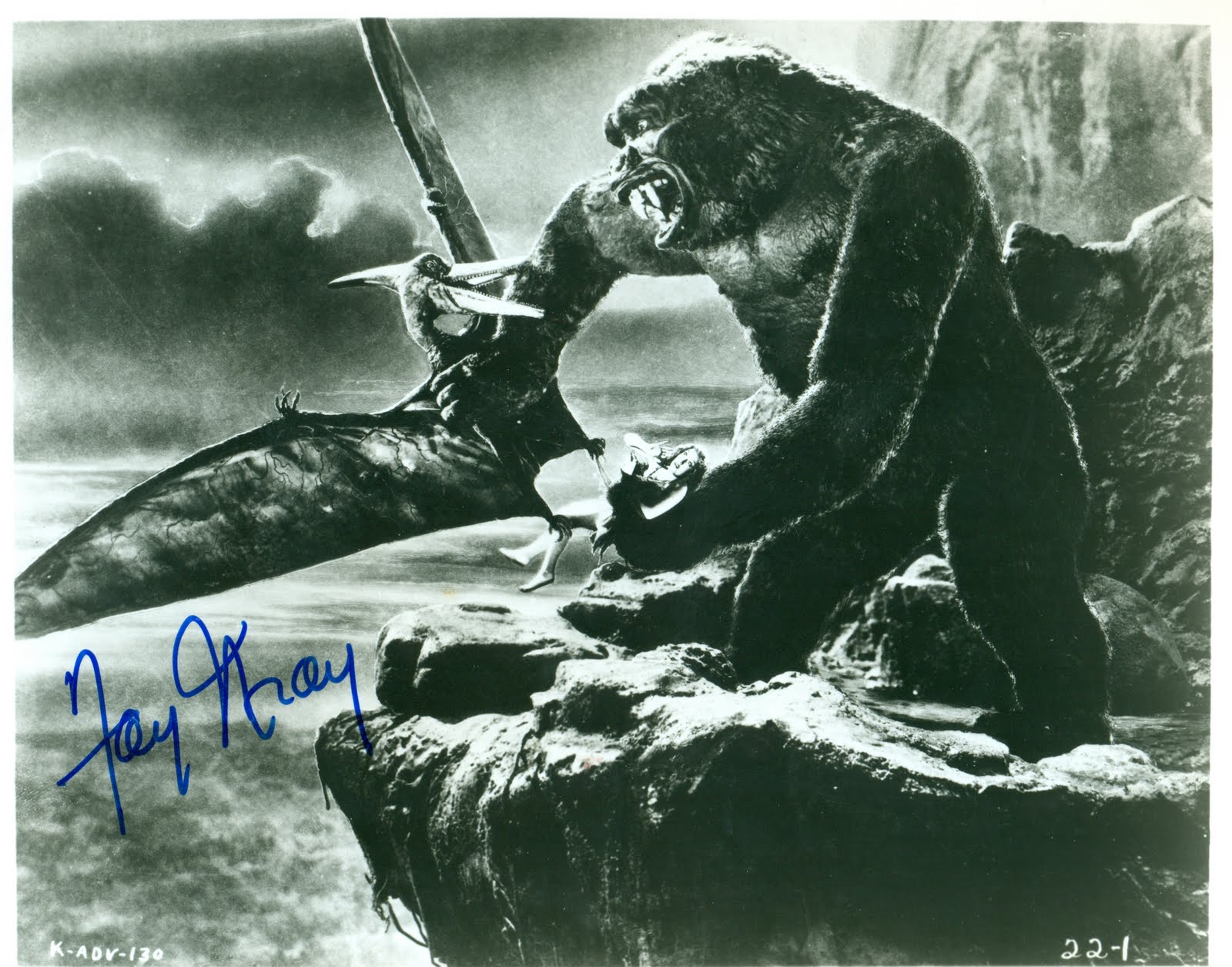 King Kong fighting a Pterodactyl HD Wallpaper