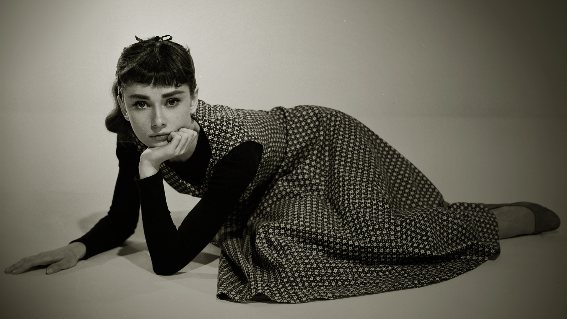 Audrey Hepburn posing HD Wallpaper
