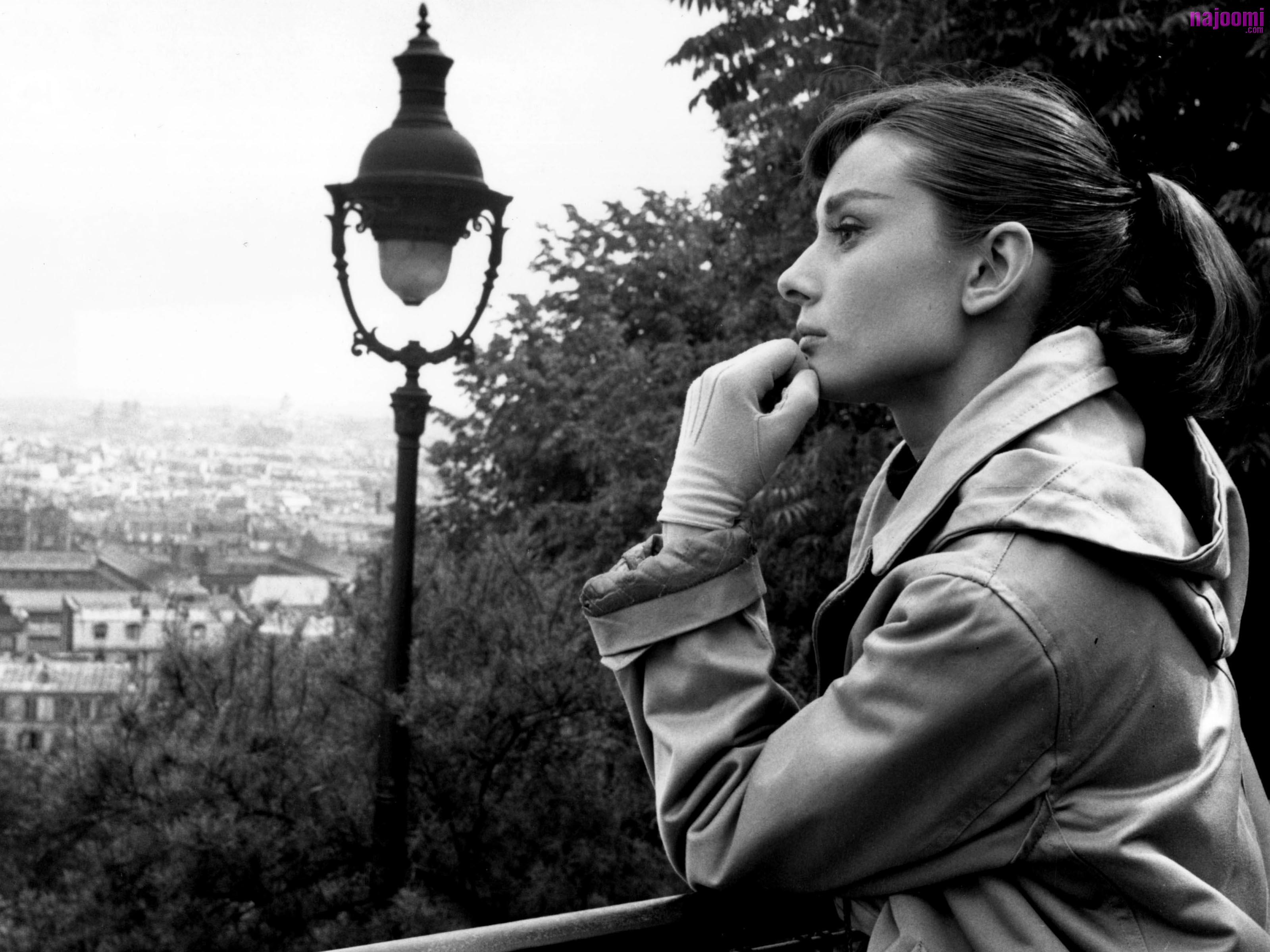 Audrey Hepburn in Paris HD Wallpaper