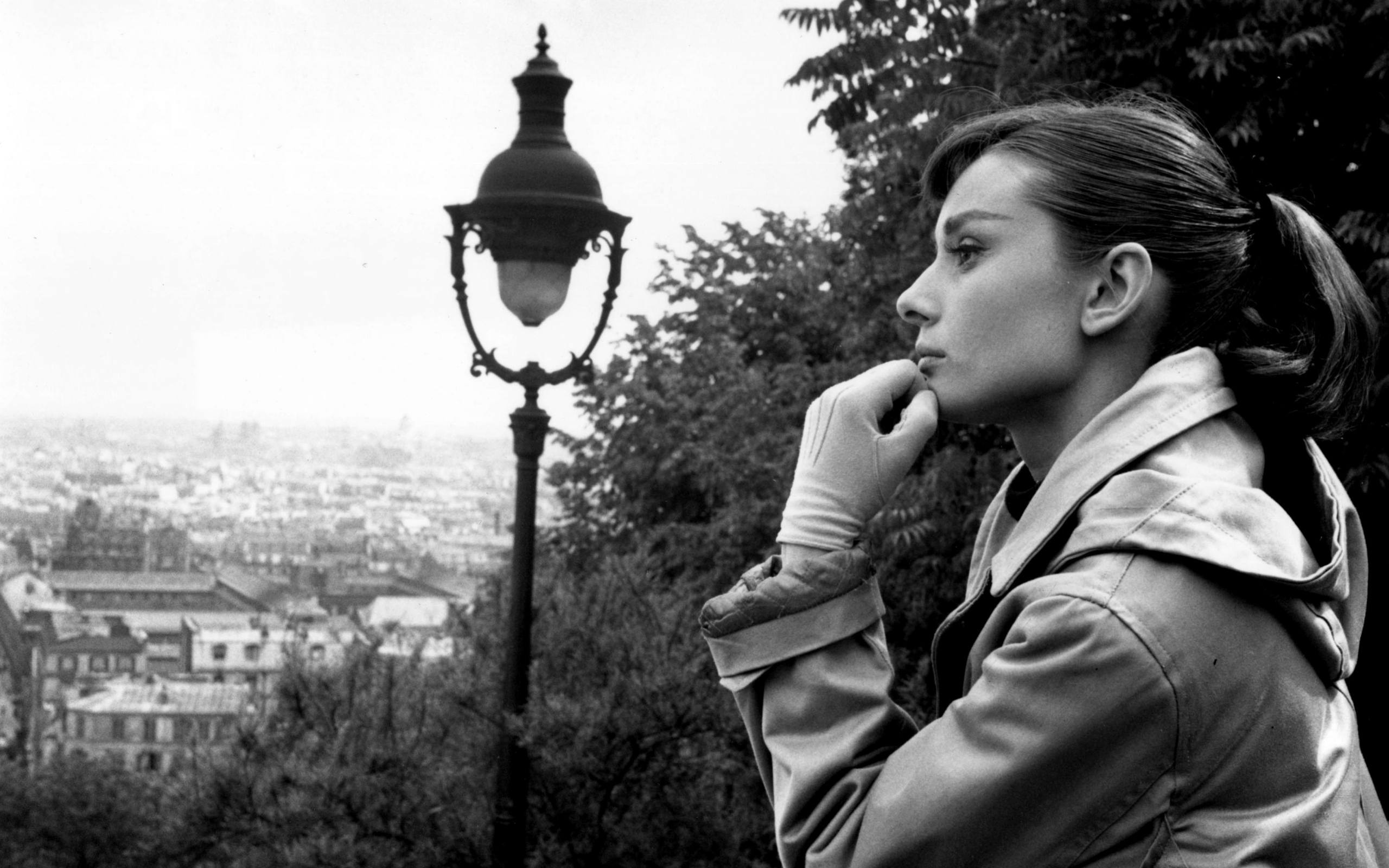 Audrey Hepburn in Paris HD Wallpaper