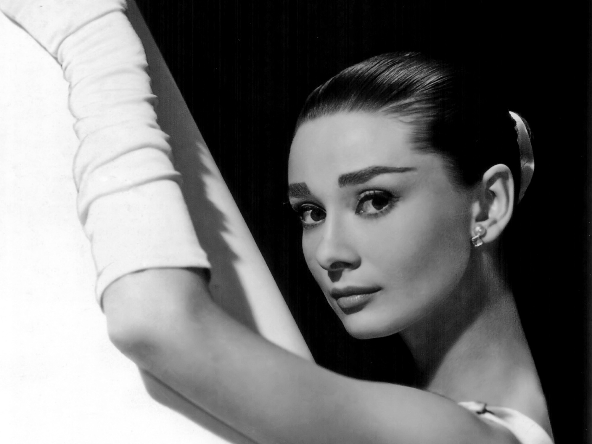 Audrey Hepburn in long white gloves HD Wallpaper